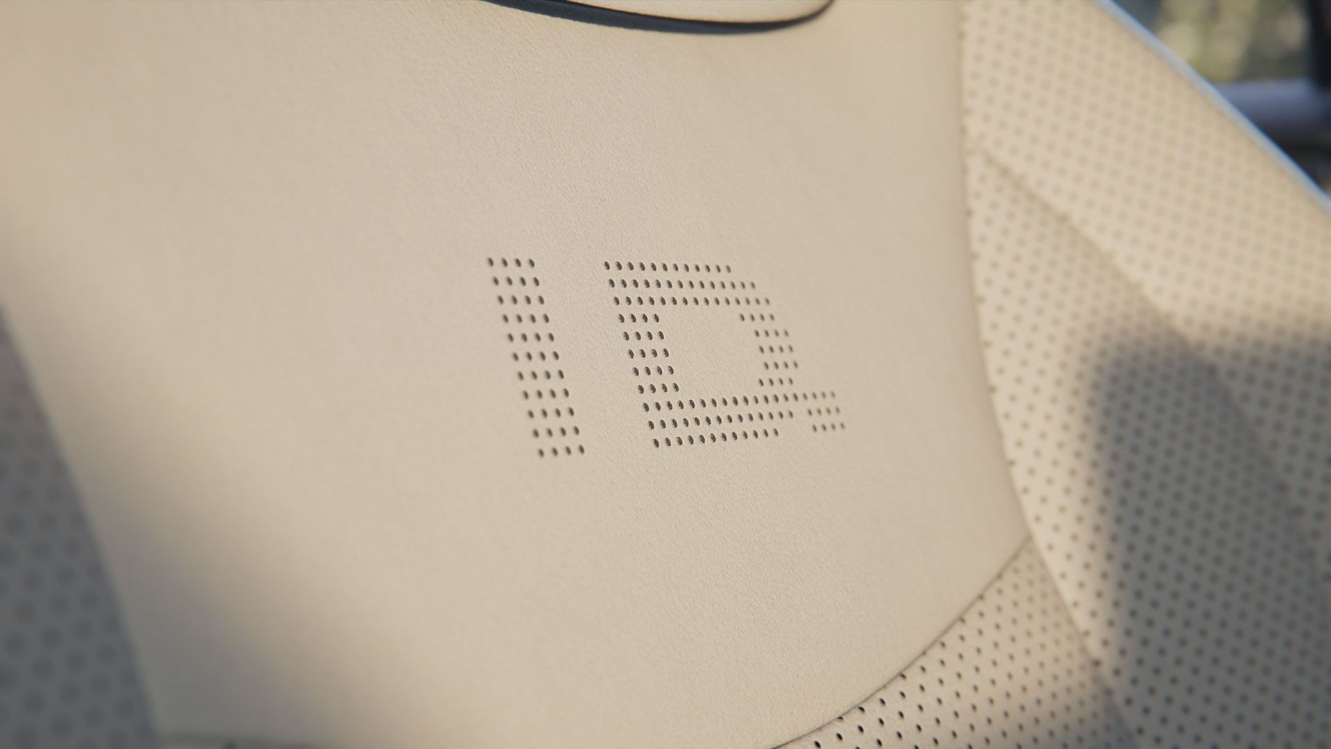 Detailansicht des ID. Logos auf den VW ID.7 Sitzen