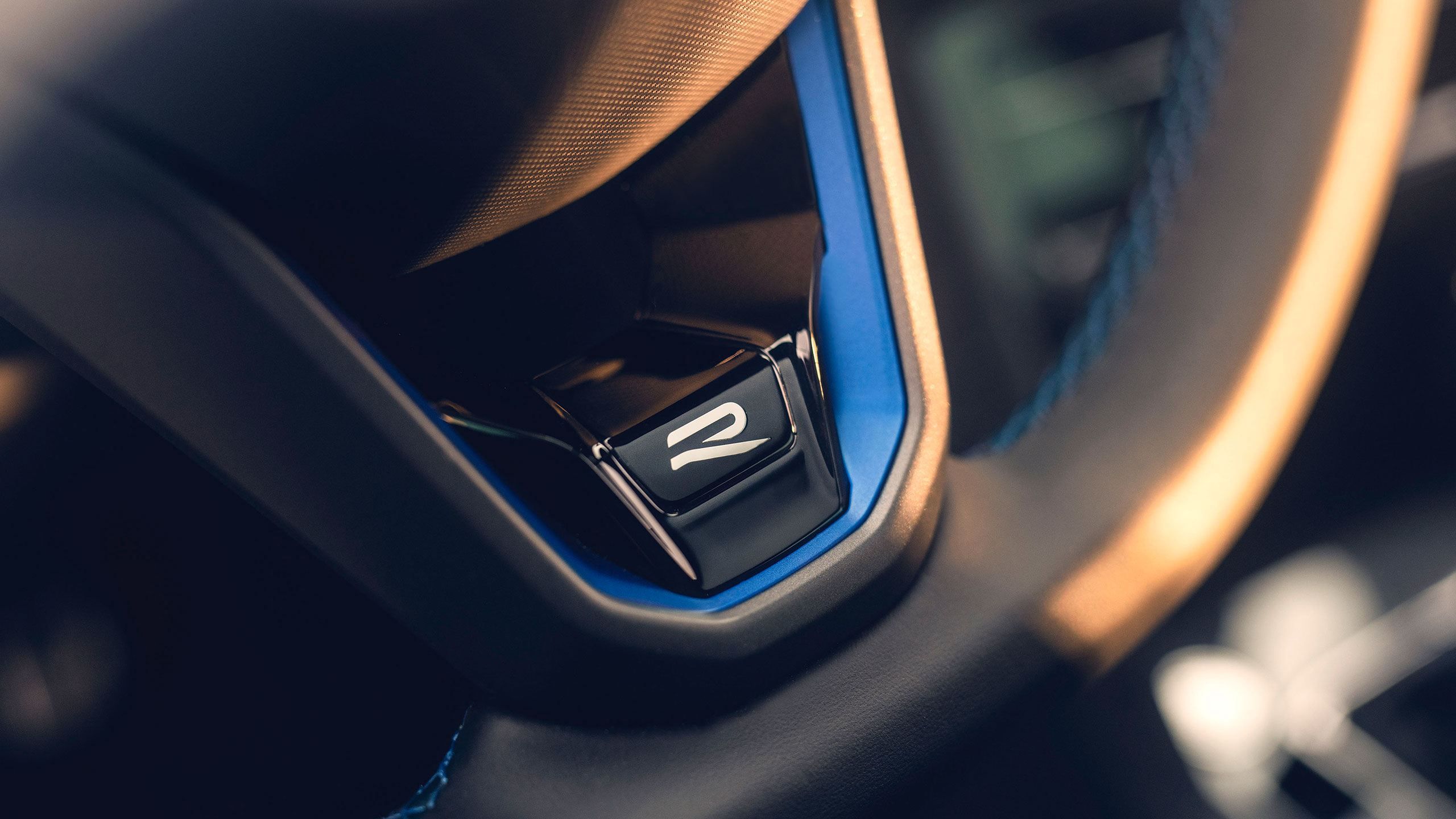 Logotip VW R na večfunkcijskem športnem volanu v notranjosti modela Arteon R