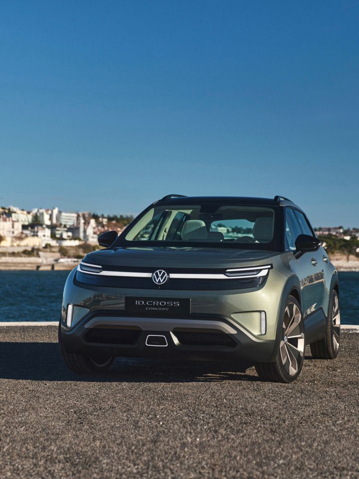 Diagonalno od spredaj je prikazan zelen VW ID. CROSS Concept.