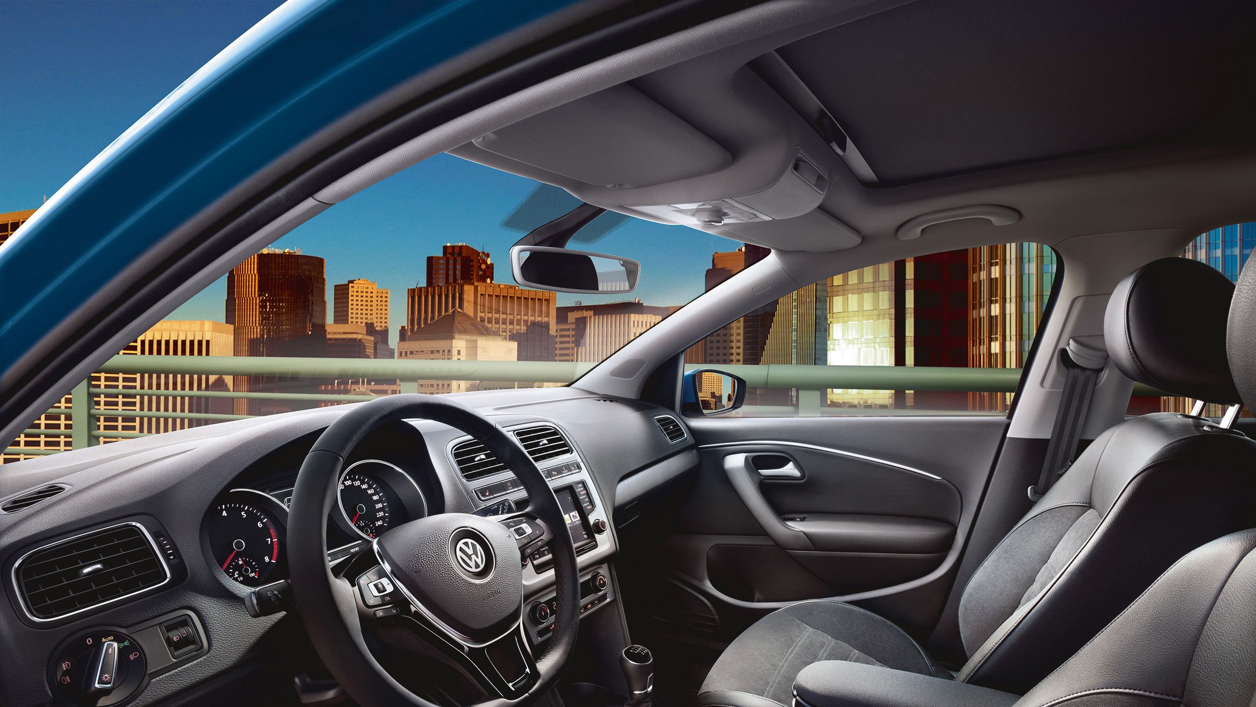 VW Polo notranjost kokpit alkantara
