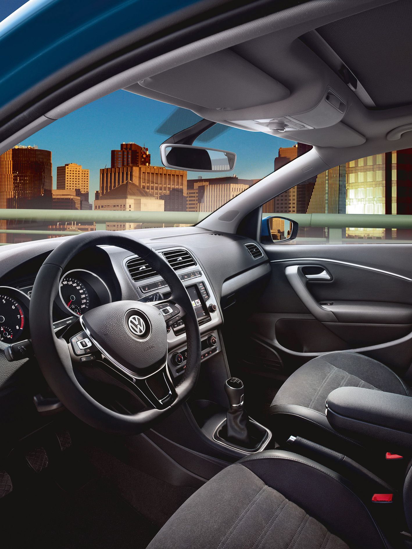 VW Polo notranjost kokpit alkantara