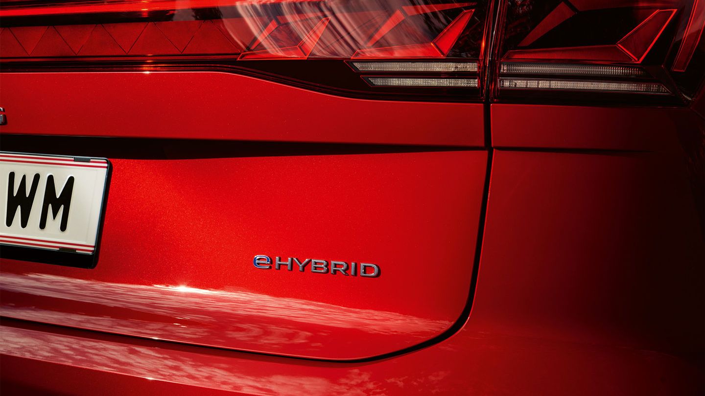 Napis eHYBRID na zadku vozila VW Touareg Elegance eHybrid.