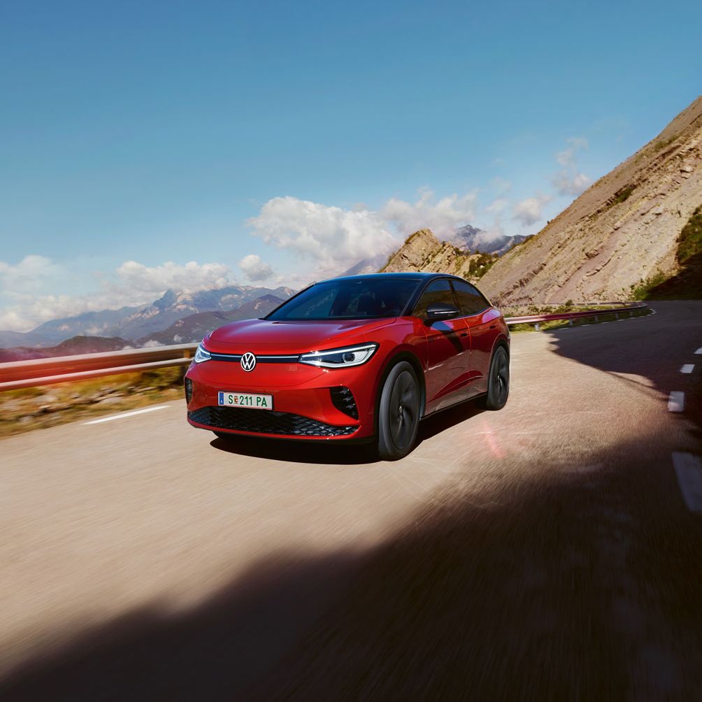 Rdeč Volkswagen ID.5 GTX vozi po zaviti gorski cesti.