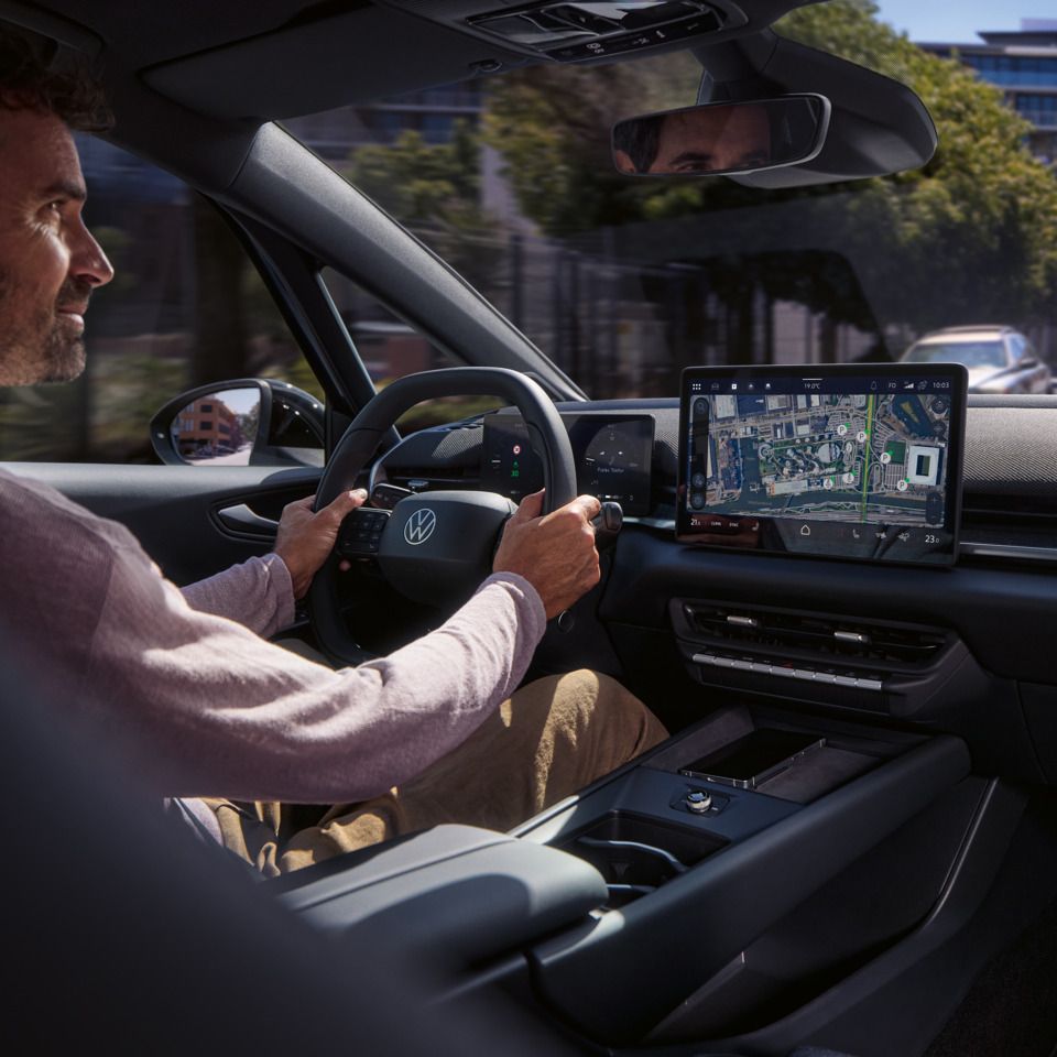 Moški vozi VW ID.3 Neo, ki ga vodi spletna navigacija na osrednjem zaslonu