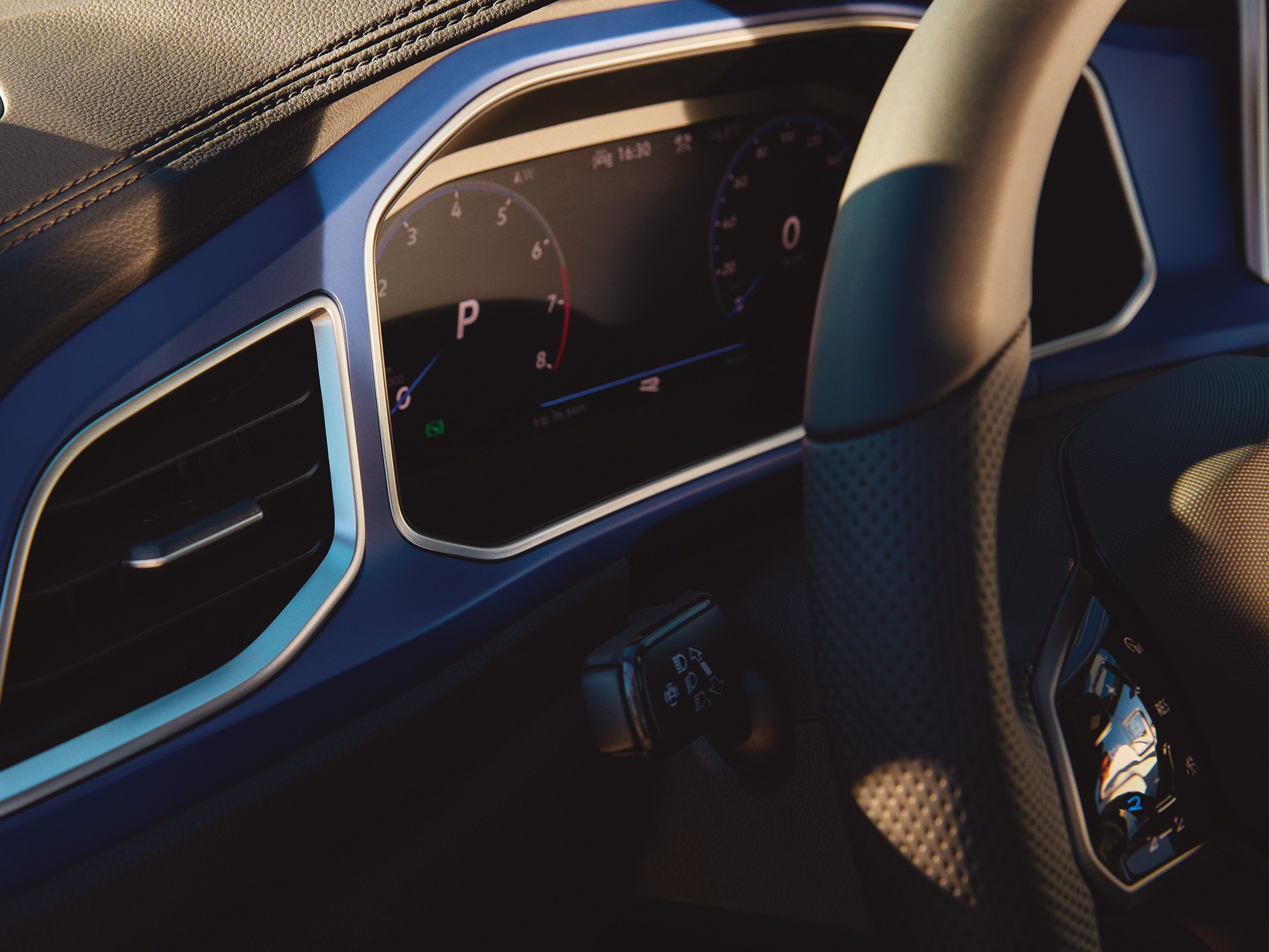 VW T-Roc R Interieur, Detailansicht des Digital Cockpits mit aktiviertem Travel Assist