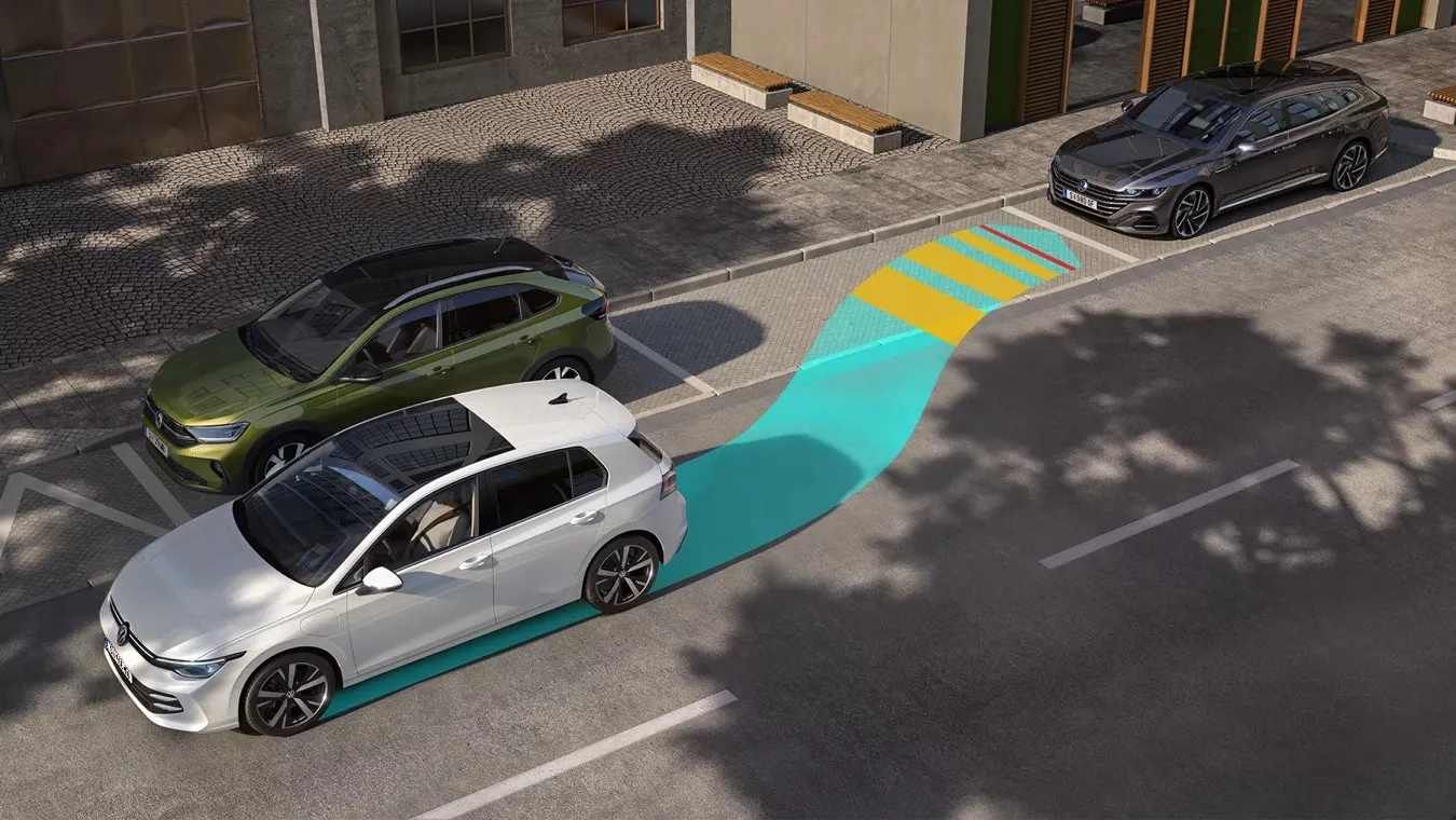 "Bel VW Golf pri parkiranju uporablja asistenco Park Assist Plus. "