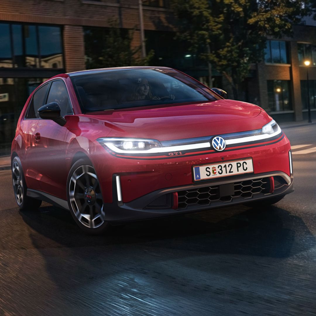 Rdeči VW ID. Polo GTI se v večernem vzdušju spremeni v ulico.