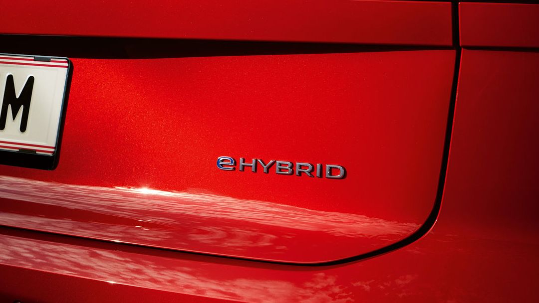 Napis eHYBRID na zadku vozila VW Touareg Elegance eHybrid.