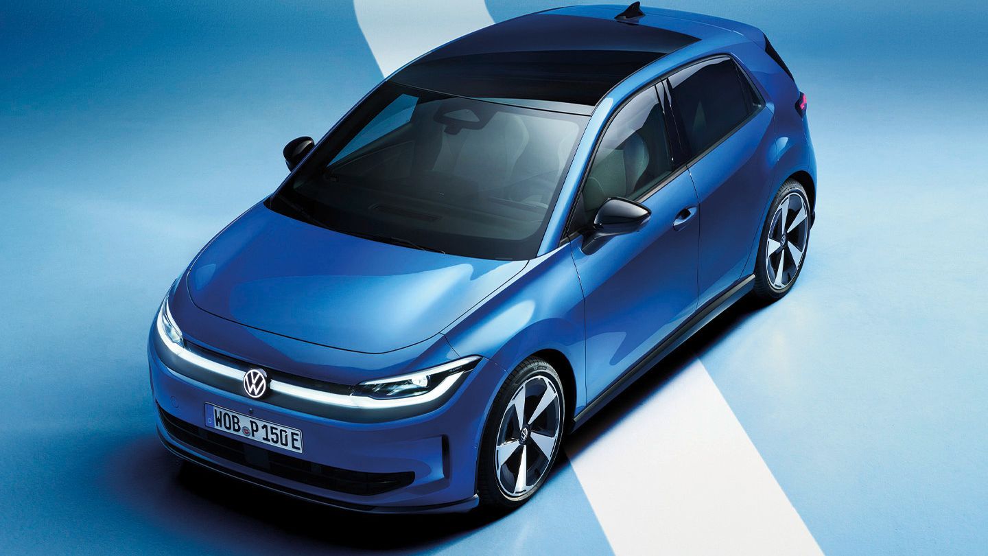 Moderaten modri Volkswagnov električni avto ID. Polo stoji na svetlo modri površini z belim pasom, ki poteka diagonalno pod vozilom. Avto je fotografiran od zgoraj pod kotom, vidni so aerodinamični LED žarometi, črna streha in športna platišča. Ozadje je minimalistično in poudarja sodoben, futurističen videz vozila.