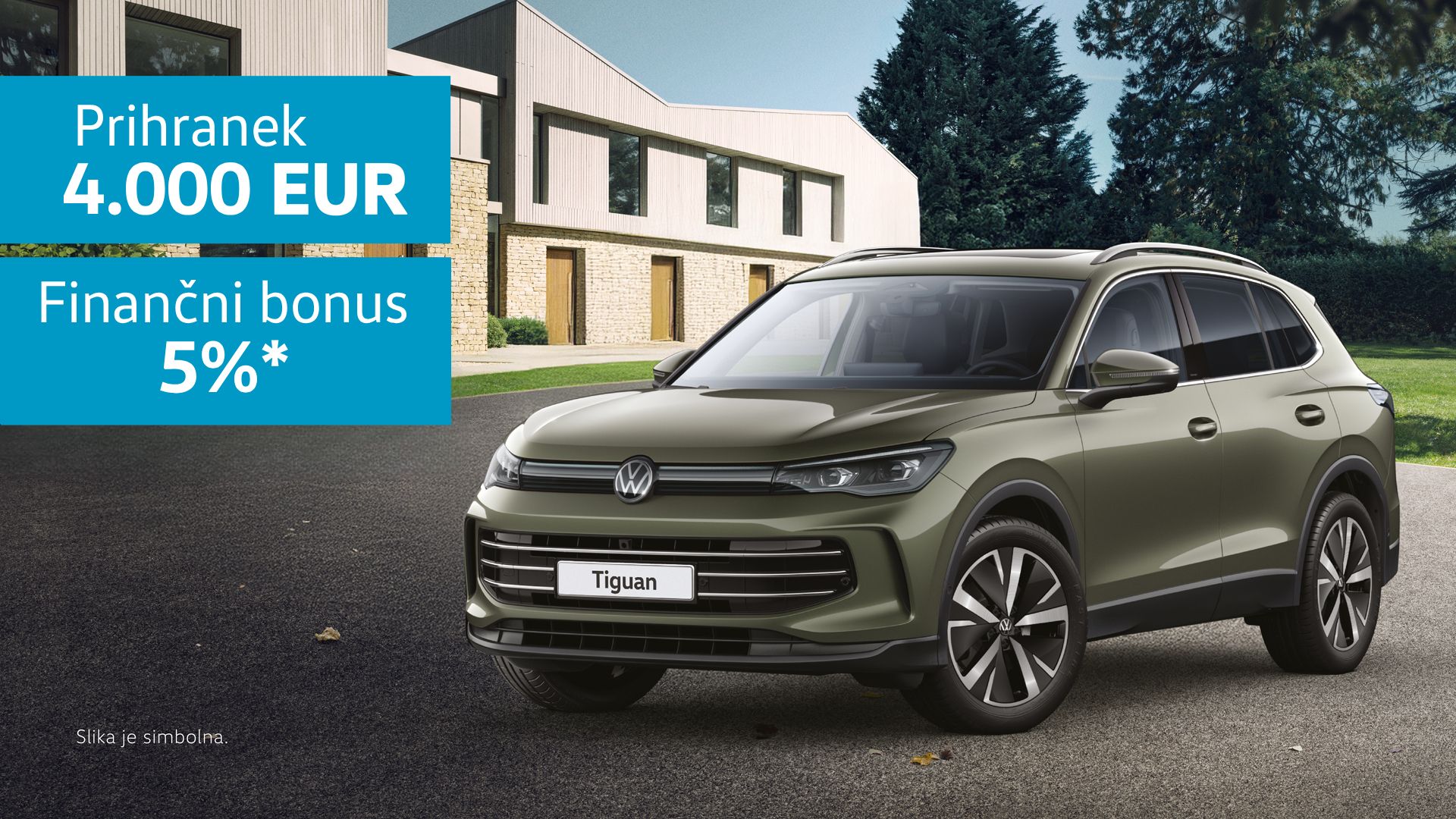 Reklamna slika zelenega Volkswagen Tiguana, parkiranega pred sodobno belo hišo z velikimi okni. Na levi strani je moder kvadrat z napisom: »Prihranek 4.000 EUR« in »Finančni bonus 5%*«. 