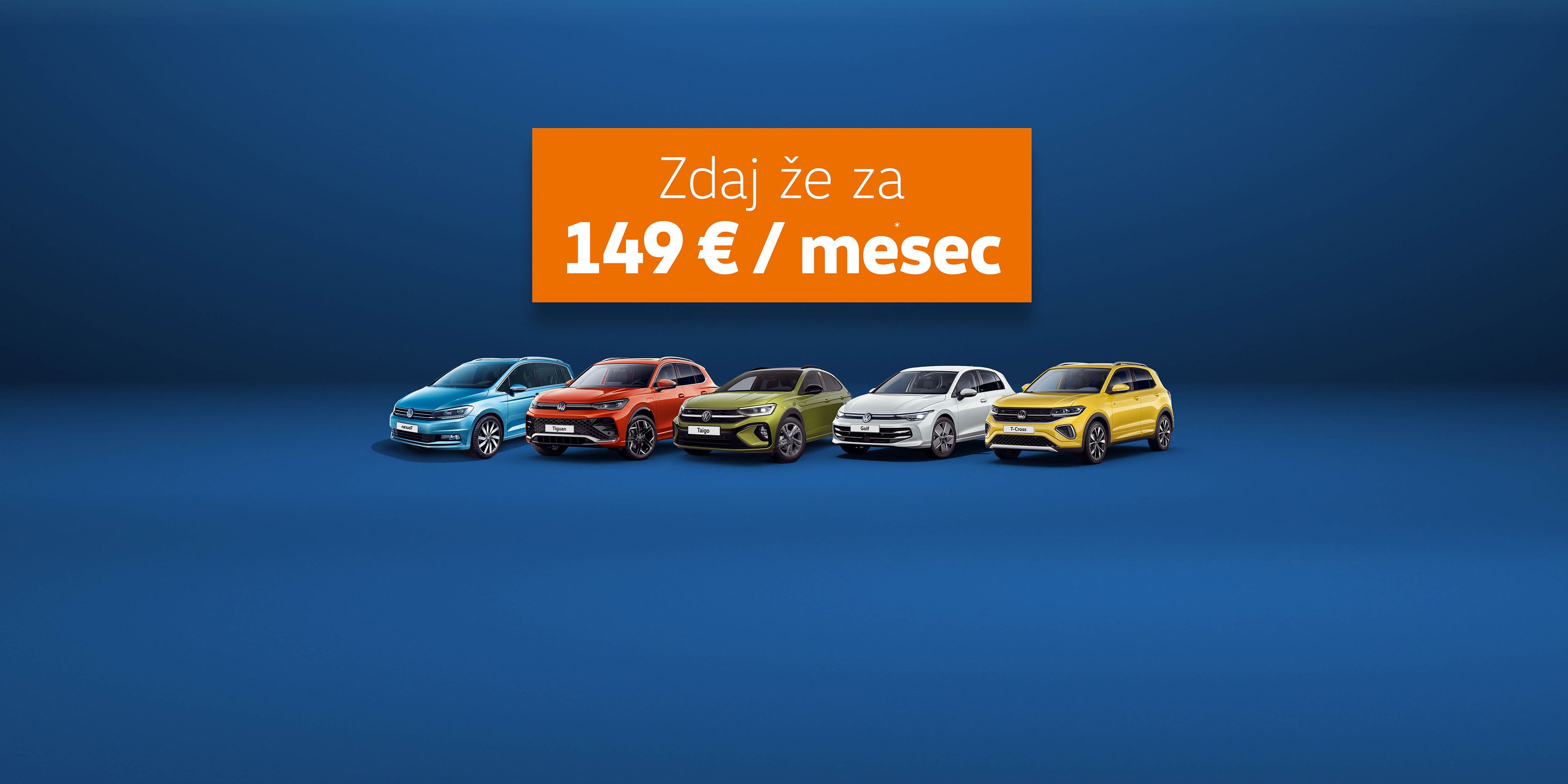Več barvnih avtomobilov znamke Volkswagen postavljenih v vrsto na modrem ozadju. Nad avtomobili je oranžen pravokotnik z napisom "Zdaj že za 149 €/ mesec".
