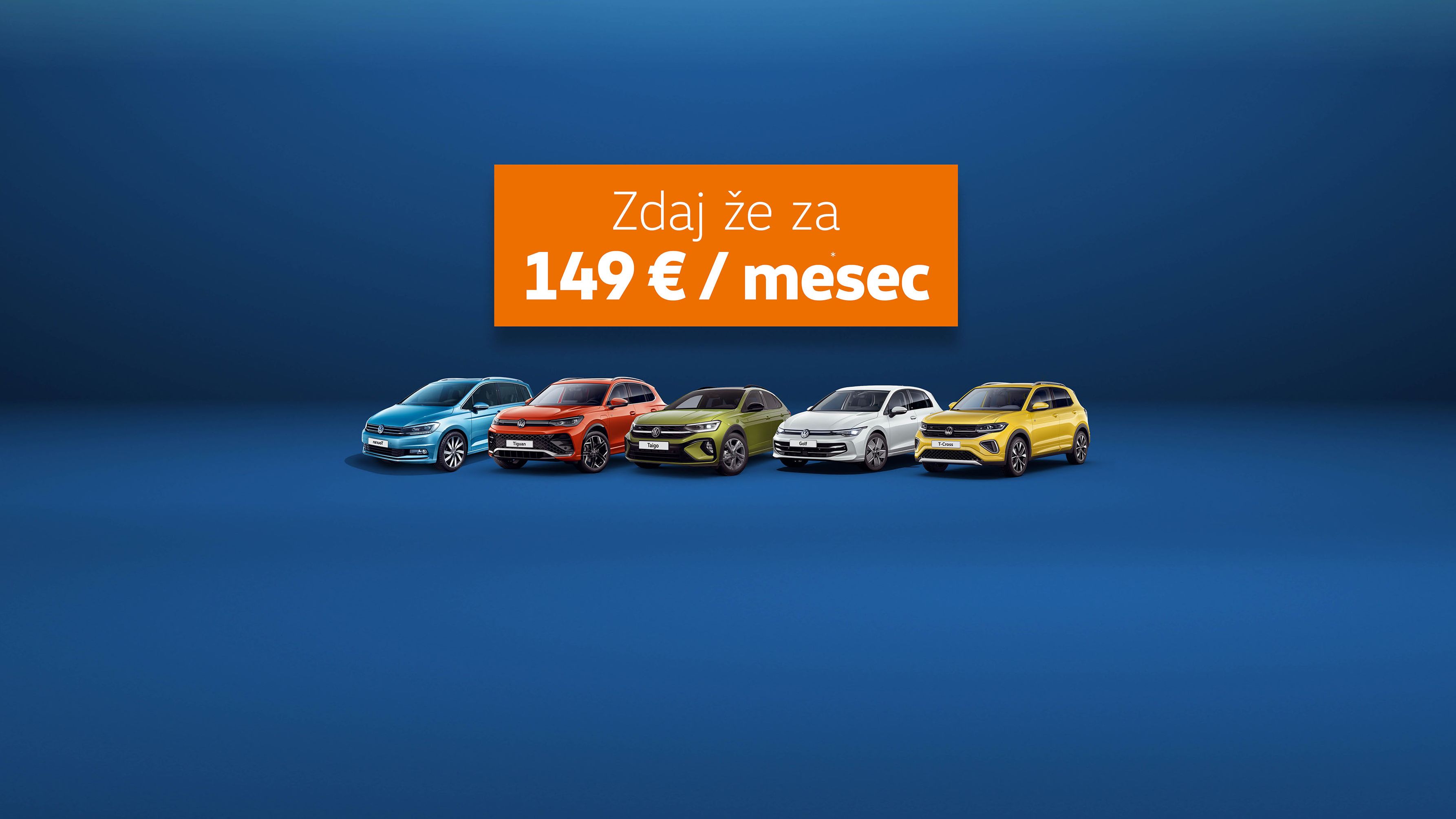 Več barvnih avtomobilov znamke Volkswagen postavljenih v vrsto na modrem ozadju. Nad avtomobili je oranžen pravokotnik z napisom "Zdaj že za 149 €/ mesec".