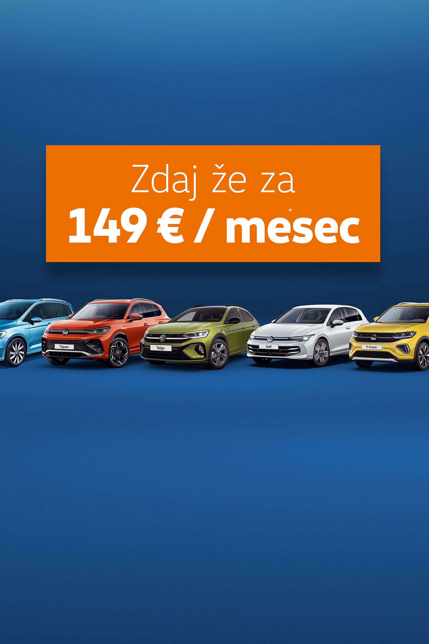 Več barvnih avtomobilov znamke Volkswagen postavljenih v vrsto na modrem ozadju. Nad avtomobili je oranžen pravokotnik z napisom "Zdaj že za 149 €/ mesec".