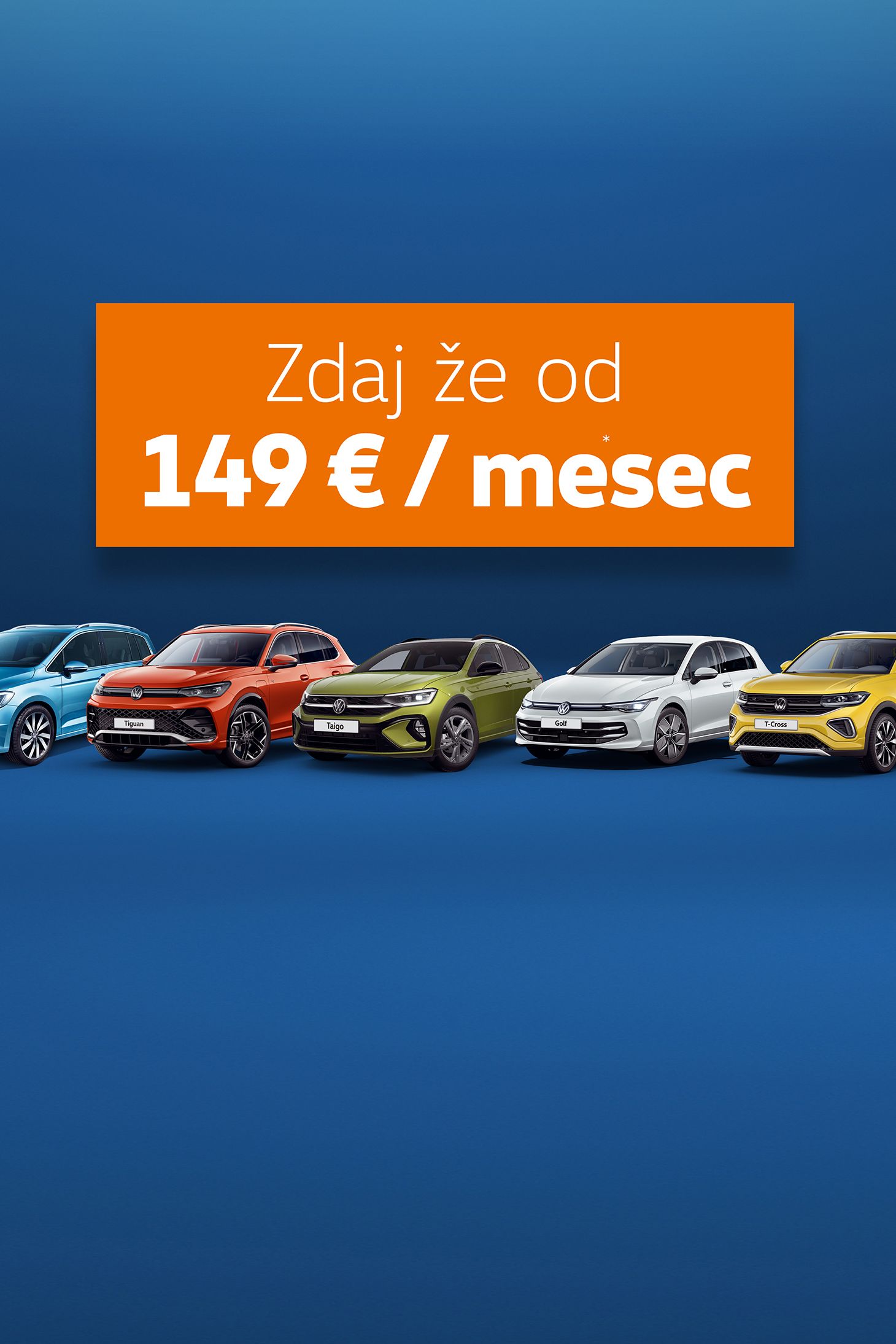 Več barvnih avtomobilov znamke Volkswagen postavljenih v vrsto na modrem ozadju. Nad avtomobili je oranžen pravokotnik z napisom "Zdaj že od 149 €/ mesec".