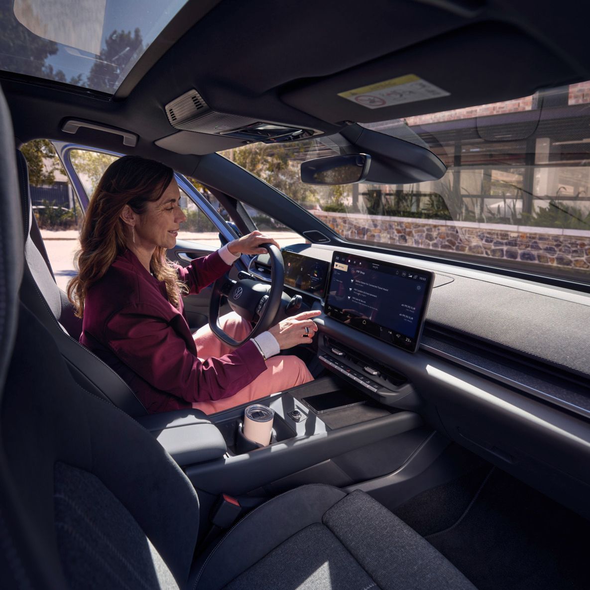 Ženska izbere spletno funkcijo na osrednjem zaslonu VW ID.3 Neo