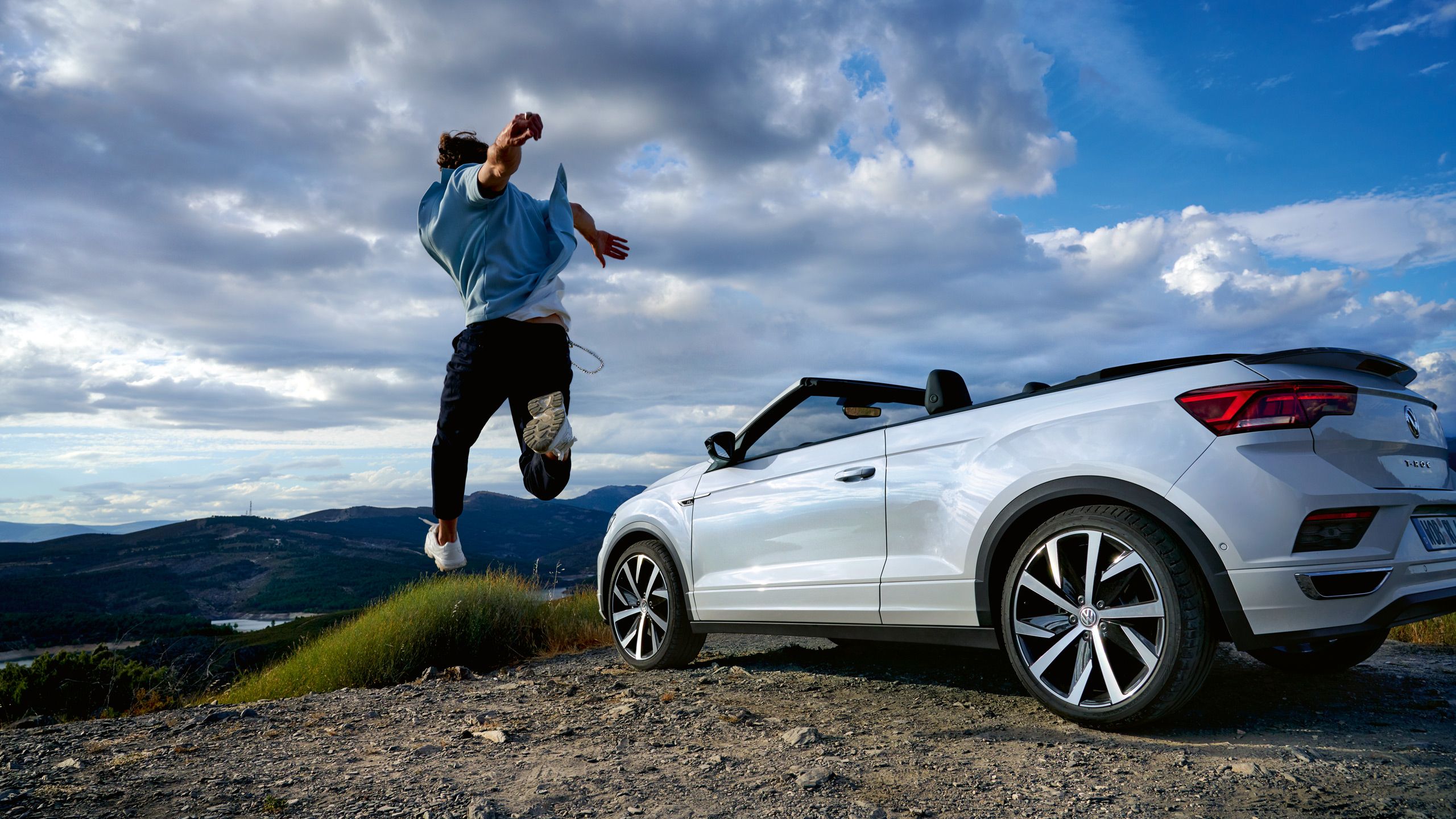 Moški skače poleg T-Roca Cabriolet
