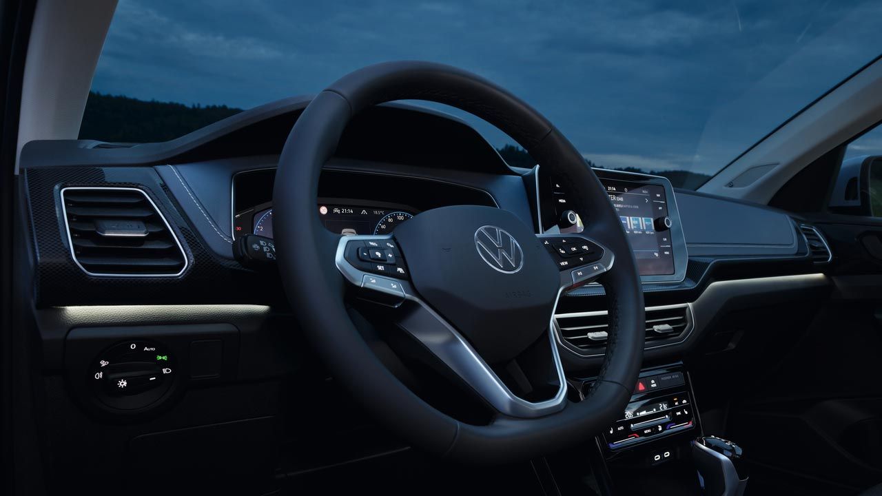 Ponoči je v VW T-Crossu prikazana bela ambientna osvetlitev na armaturni plošči.