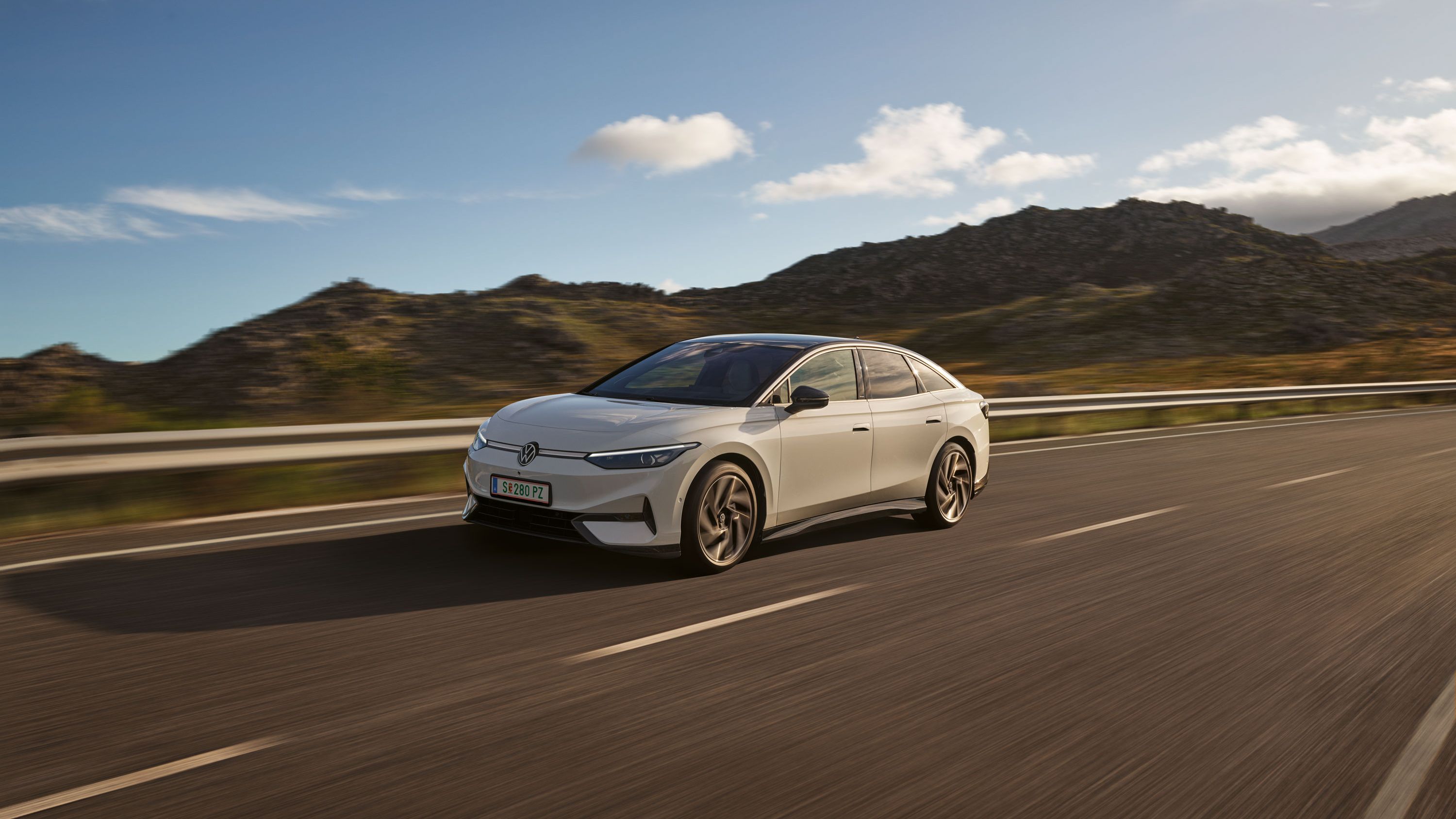 Der neue Volkswagen ID.7 in voller Fahrt