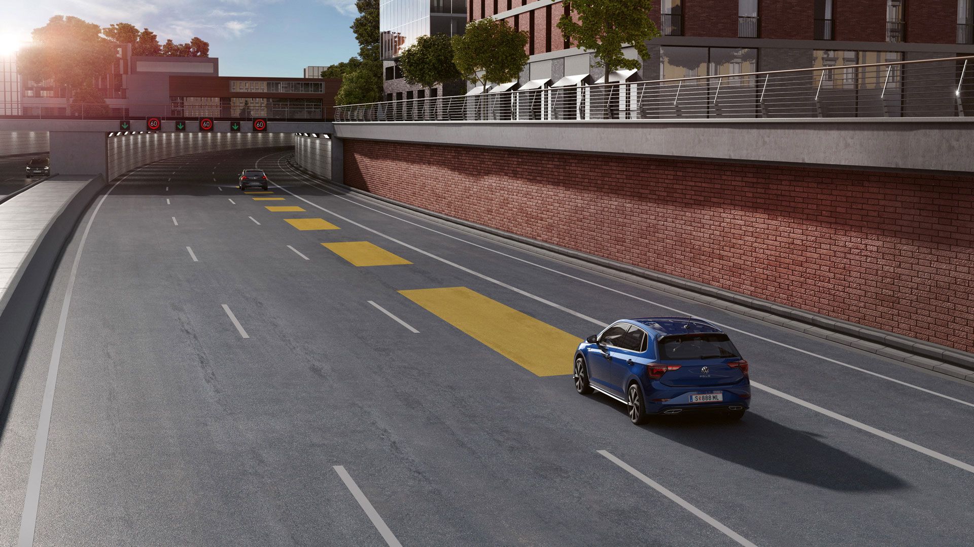 Ein blauer VW Polo fährt mit dem Assistenzsystem ACC