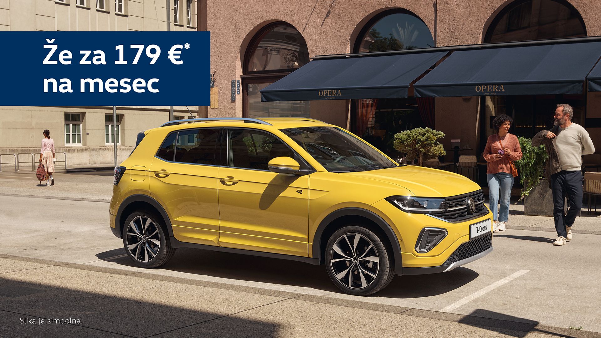 Rumeni Volkswagen T-Cross parkiran na mestni ulici pred kavarnami, ob ozadju stavb v klasičnem arhitekturnem slogu. Na sliki sta dve osebi, ki hodita po pločniku, obraz ene osebe je zamegljen. V zgornjem levem kotu je besedilo: "Že za 179 € na mesec".