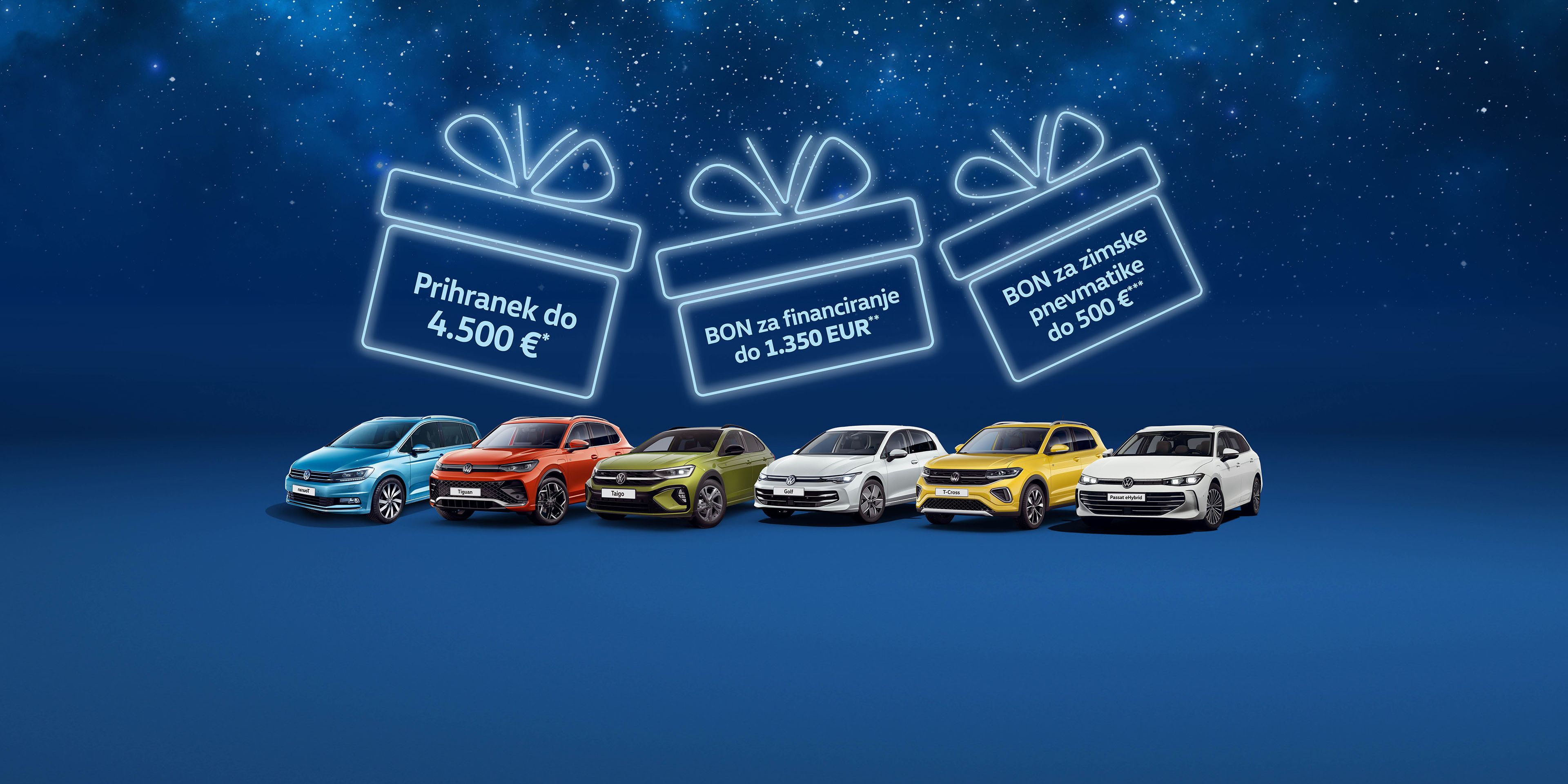 Šest avtomobilov različnih barv postavljenih v vrsto na modrem ozadju ponoči pod zvezdnim nebom. Nad avtomobili so tri narisane darilne škatle s popusti.