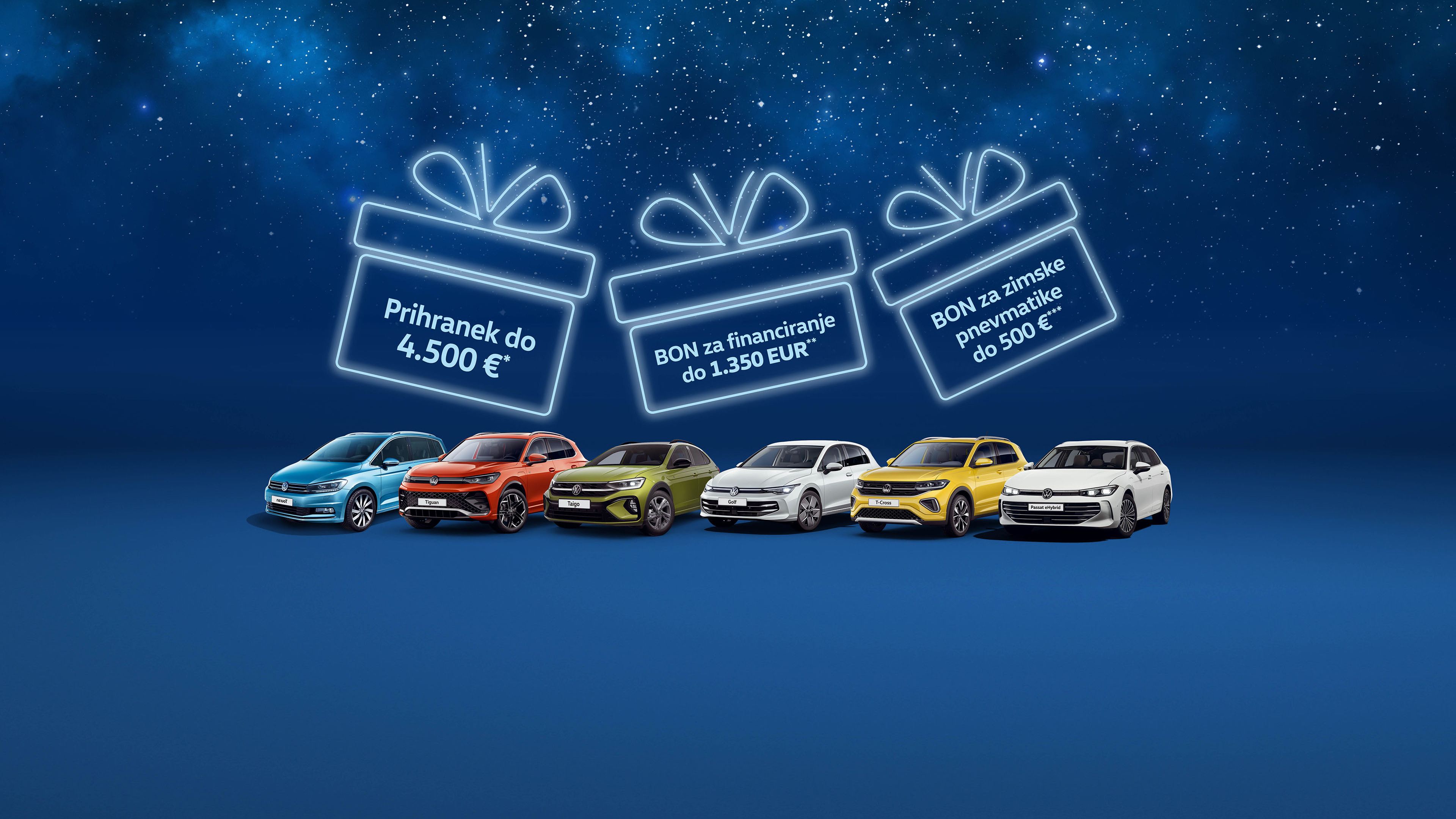 Šest avtomobilov različnih barv postavljenih v vrsto na modrem ozadju ponoči pod zvezdnim nebom. Nad avtomobili so tri narisane darilne škatle s popusti.