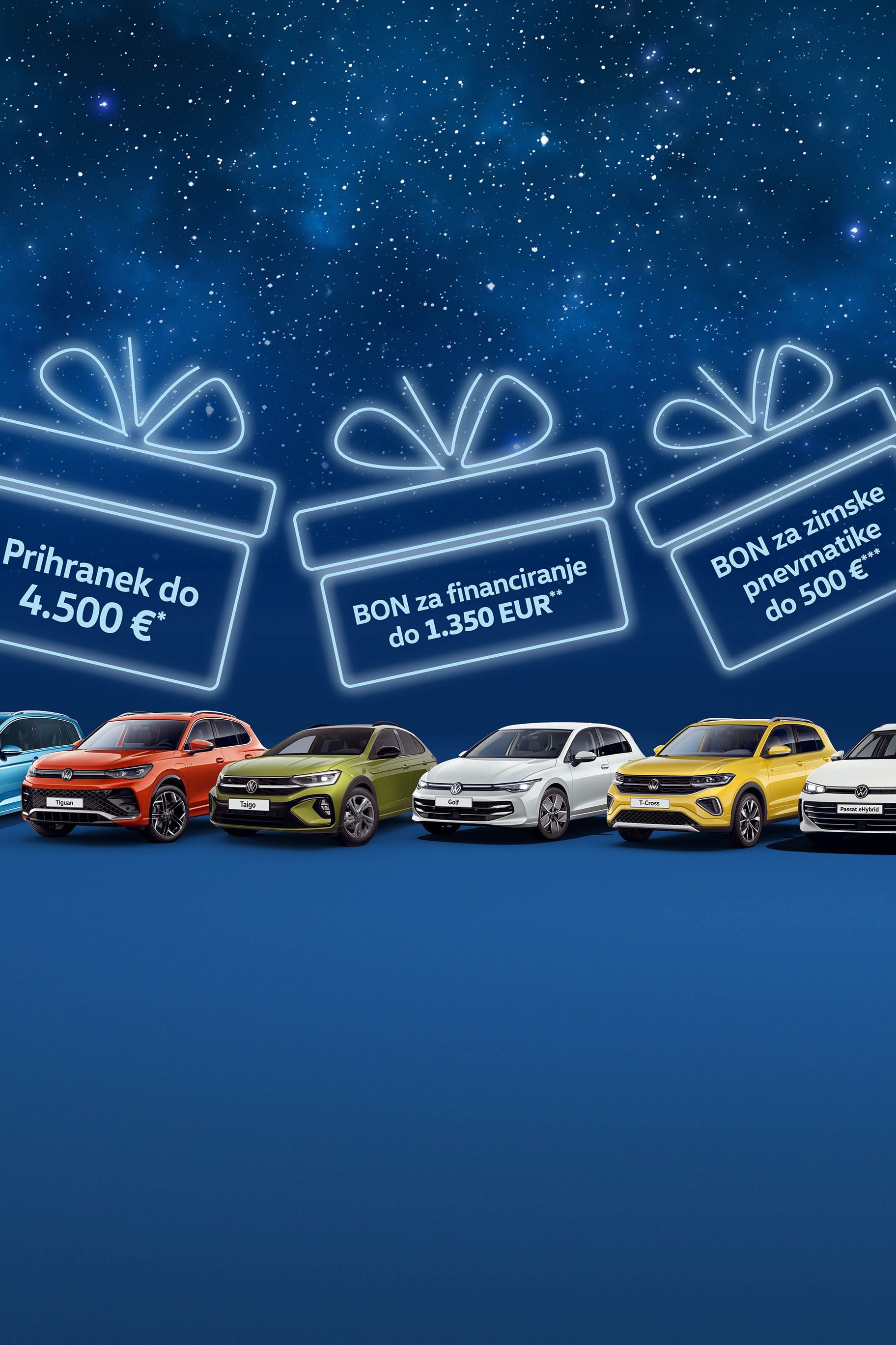 Šest avtomobilov različnih barv postavljenih v vrsto na modrem ozadju ponoči pod zvezdnim nebom. Nad avtomobili so tri narisane darilne škatle s popusti.
