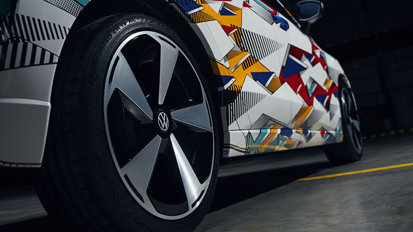 Detajlni posnetek platišča pri modelu VW ID. Polo z maskirno folijo, ozadje je zatemnjeno.