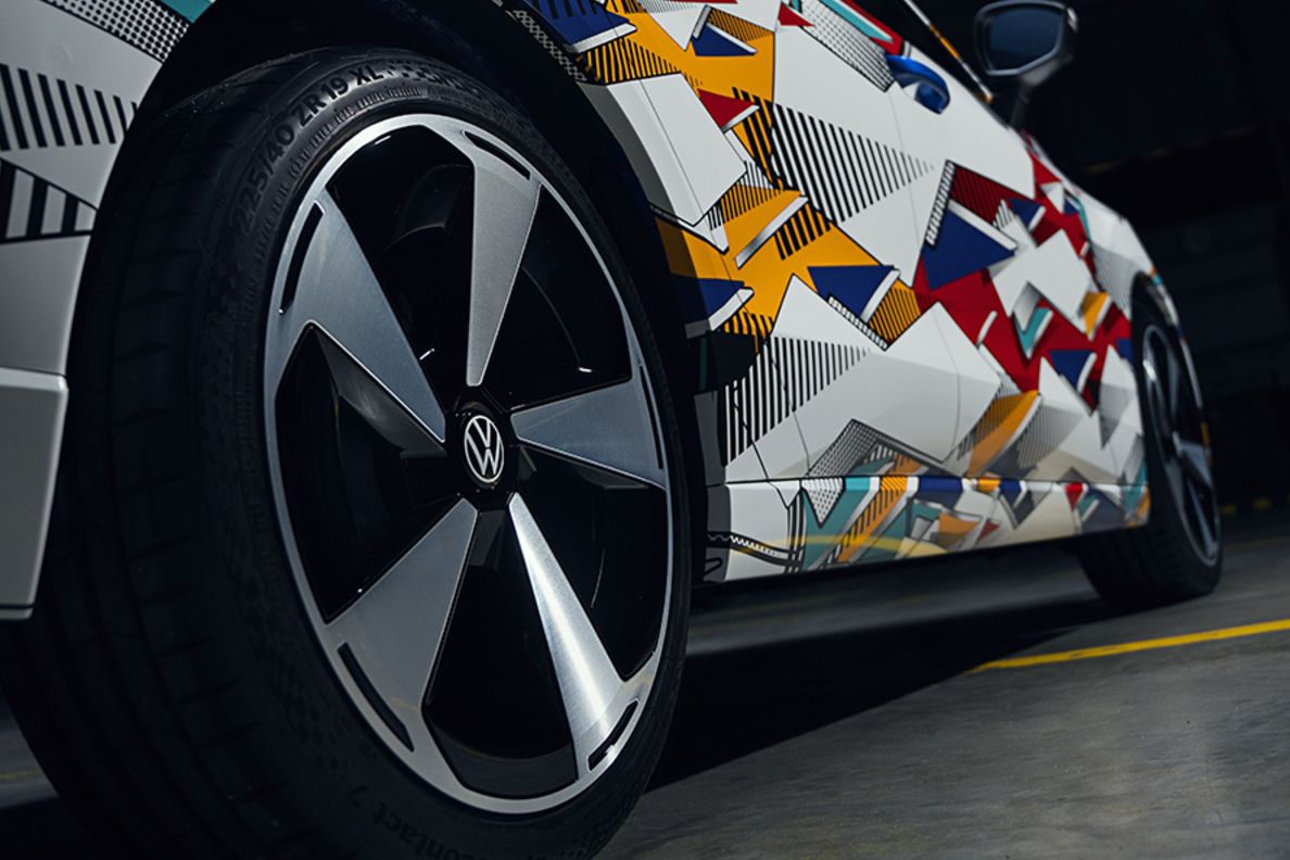 Detajlni posnetek platišča pri modelu VW ID. Polo z maskirno folijo, ozadje je zatemnjeno.