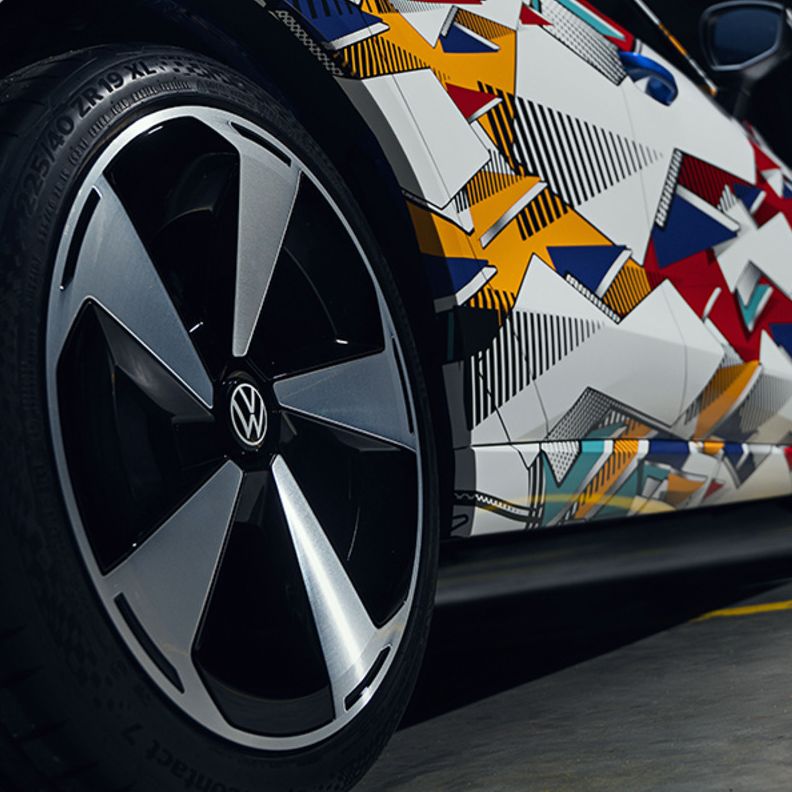 Detajlni posnetek platišča pri modelu VW ID. Polo z maskirno folijo, ozadje je zatemnjeno.