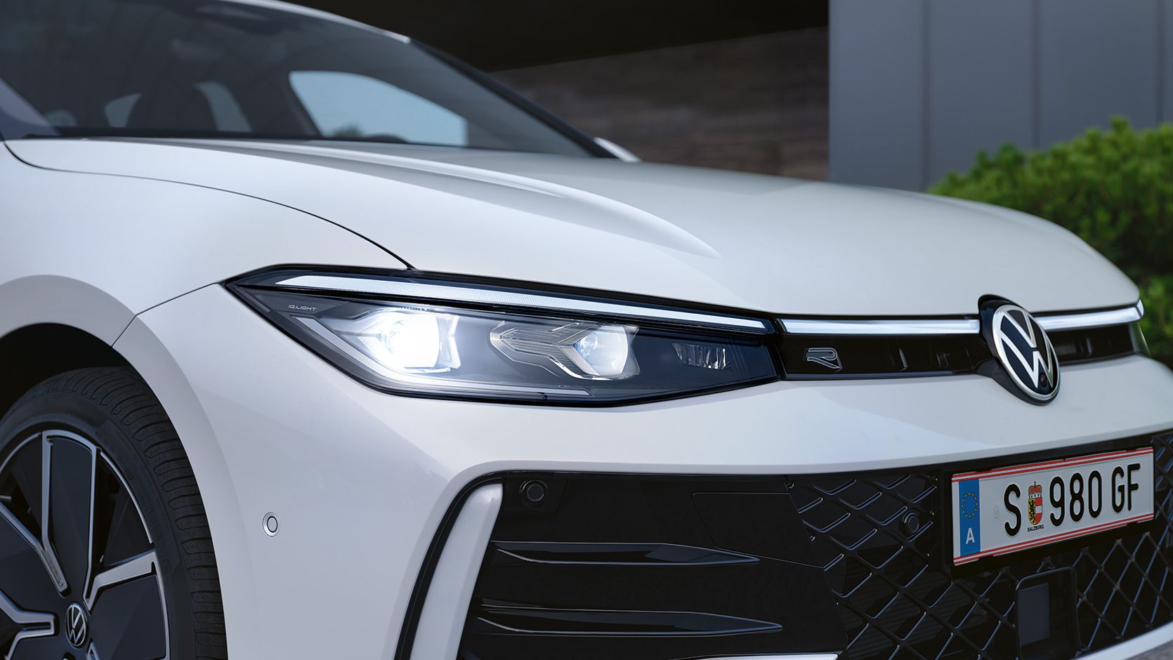 Matrični LED-žarometi v fokusu pri belem VW Passatu.