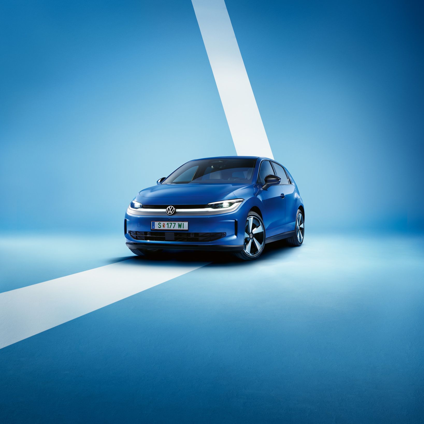 Moder VW ID. Polo slog diagonalno spredaj na svetlo modrem ozadju.