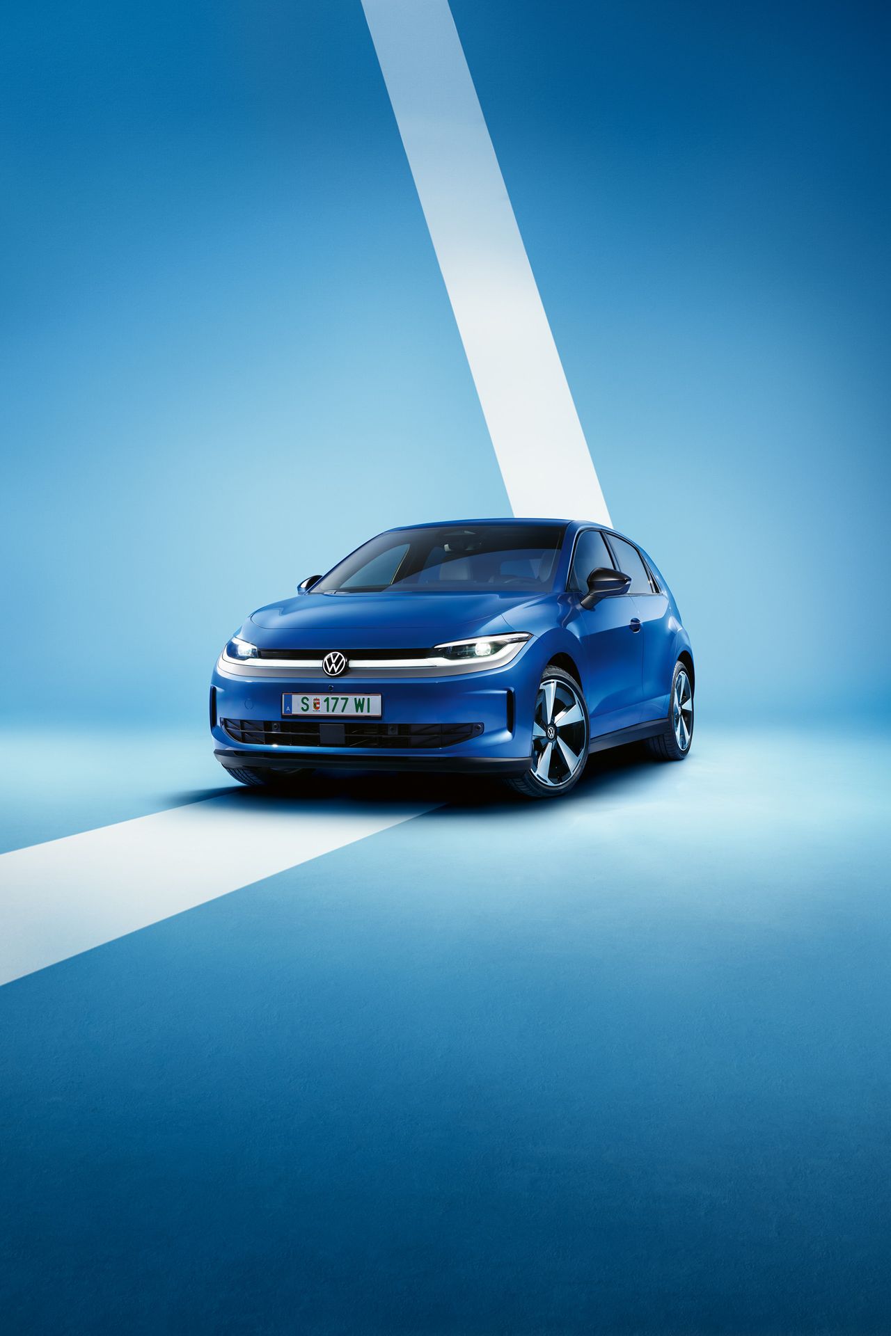 Moder VW ID. Polo slog diagonalno spredaj na svetlo modrem ozadju.