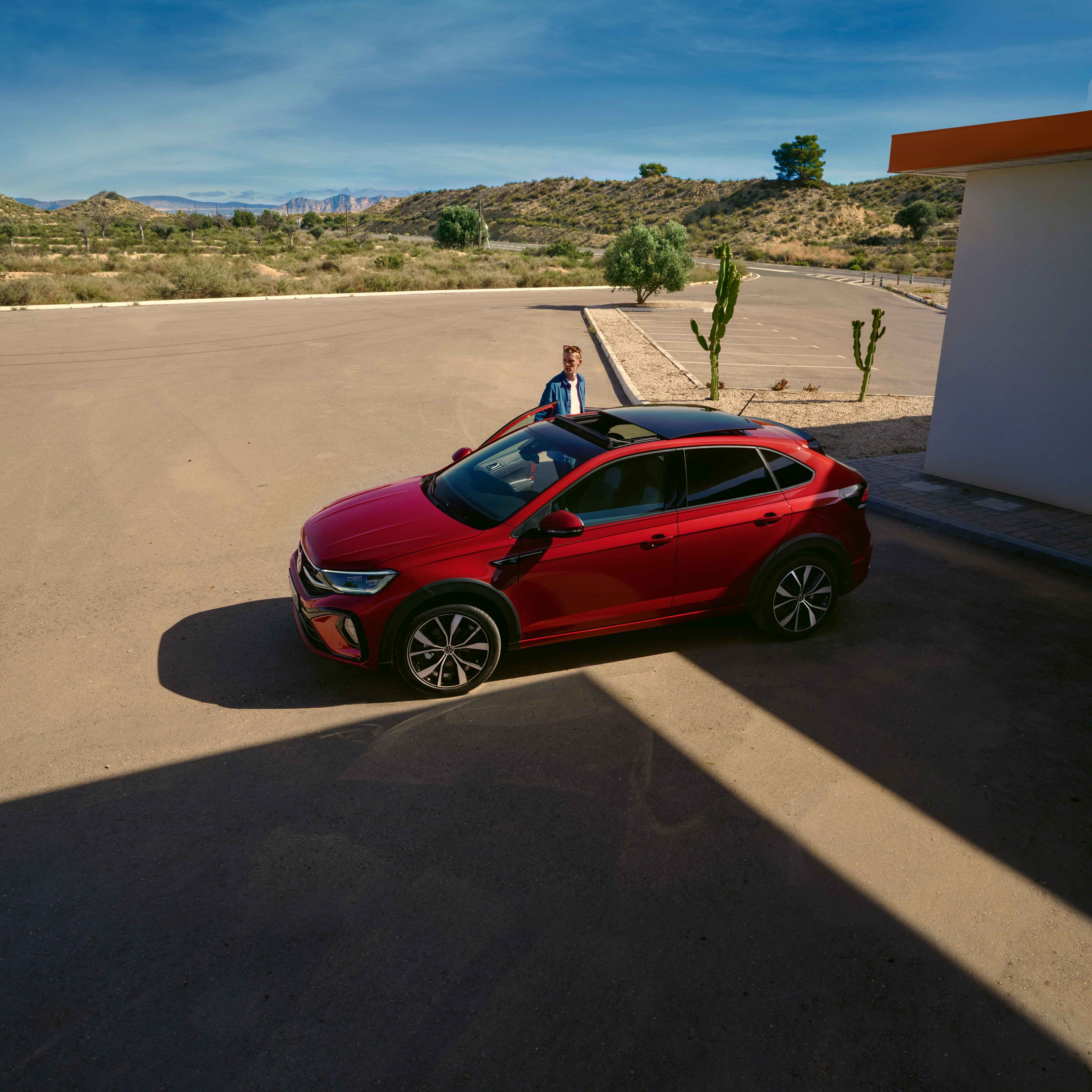 VW Taigo R-Line in Rot von oben seitlich sichtbar, optionales Panorama-Ausstell-/Schiebedach