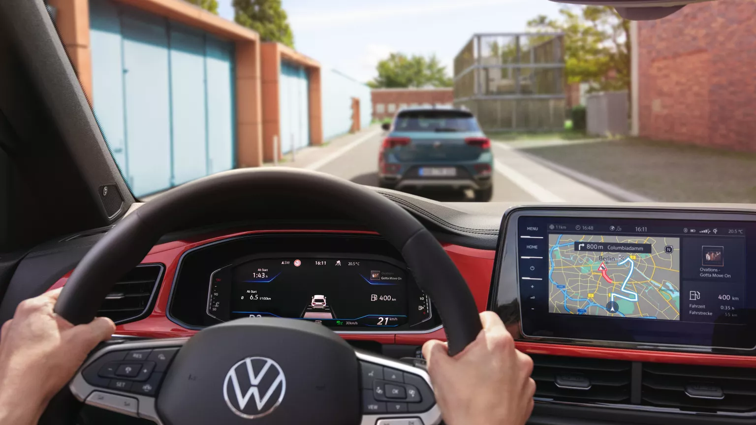 Slika prikazuje večfunkcijski volan in digitalni kombinirani instrument v VW T-Roc Cabrioletu. 