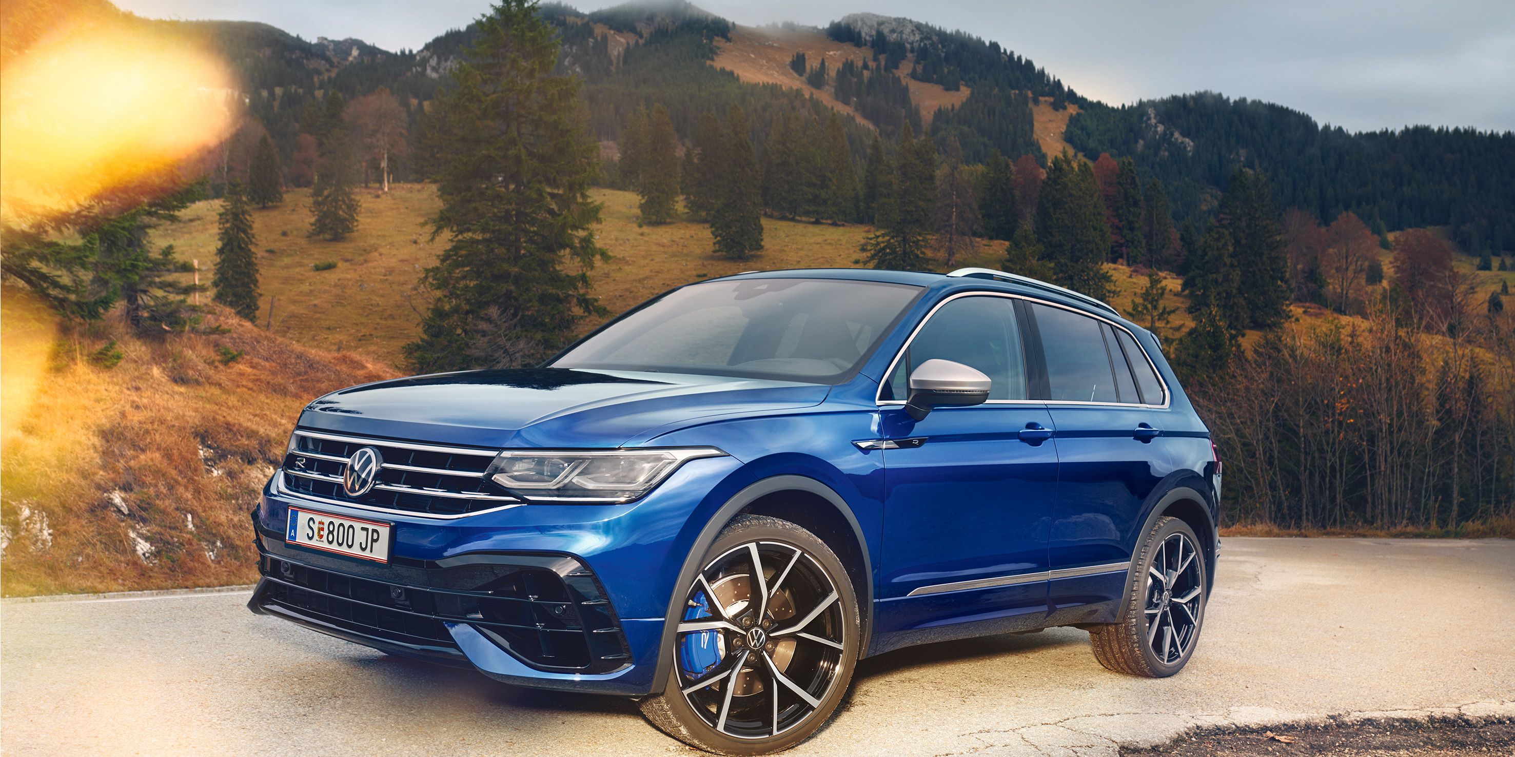 VW Tiguan R stoji na gorski cesti