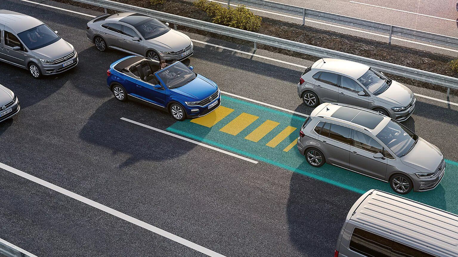 T-Roc Cabriolet na cesti z drugimi vozili in grafično ponazoritvijo delovanja senzorja asistence za zastoje