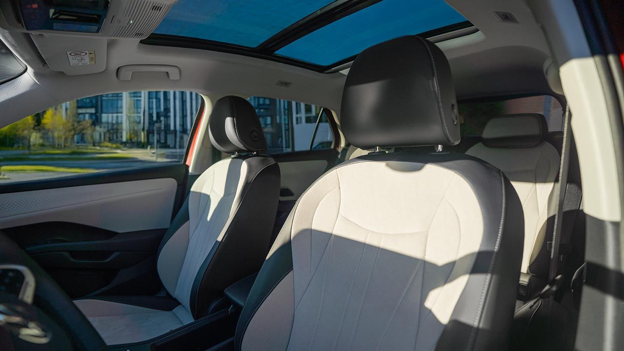 Notranjost VW T-Roca z usnjenimi sedeži in panoramsko streho. Sedeži so svetlo sive barve. 