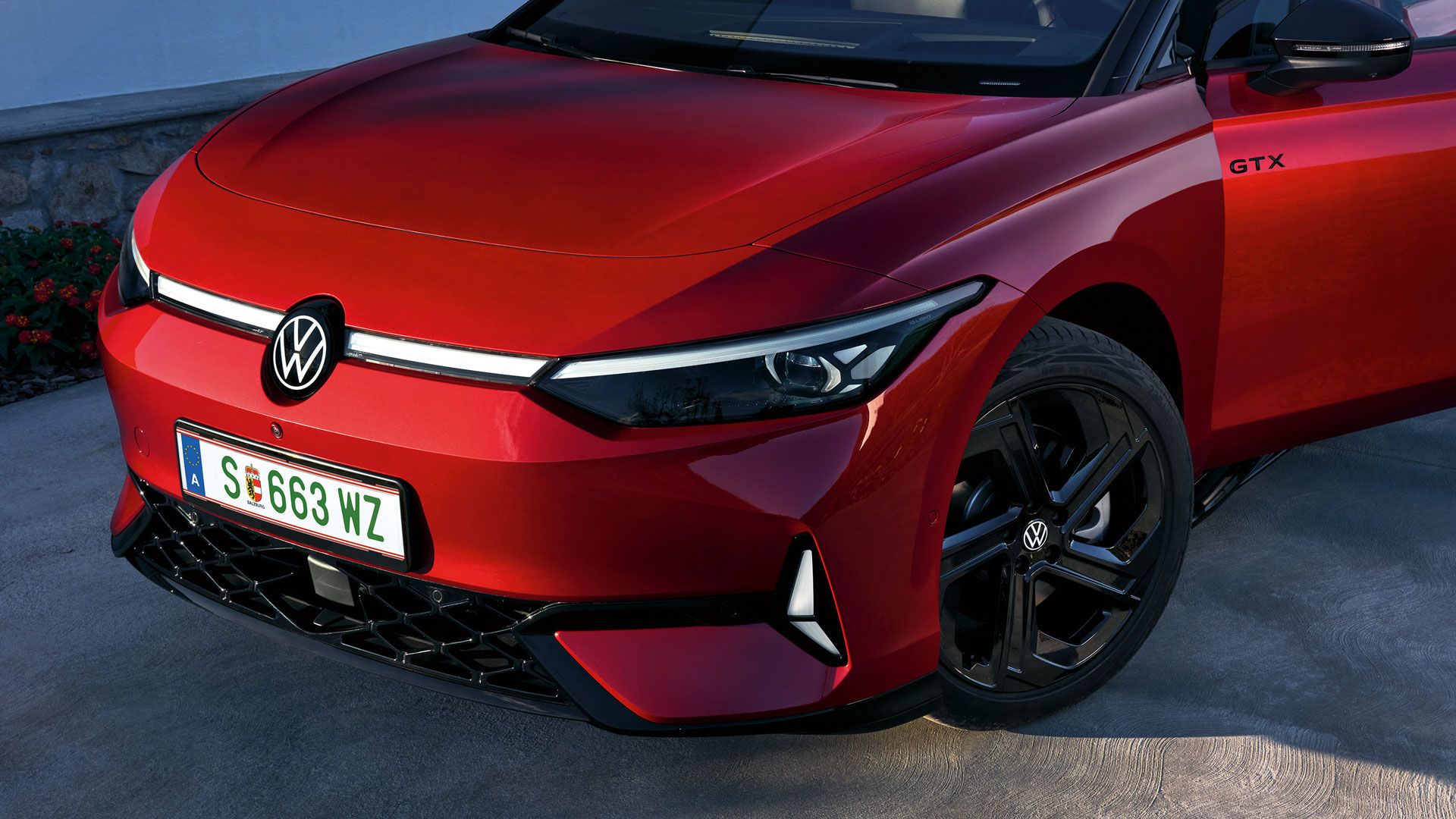 Pogled na matrične žaromete IQ.Light rdečega VW ID.7 GTX Tourerja.