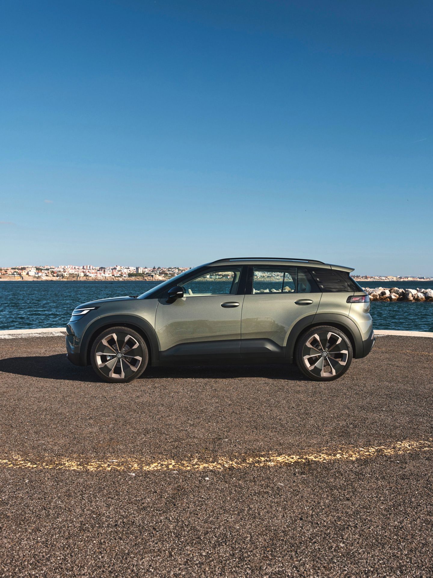 Stranska silhueta zelenega modela VW ID. CROSS Concept