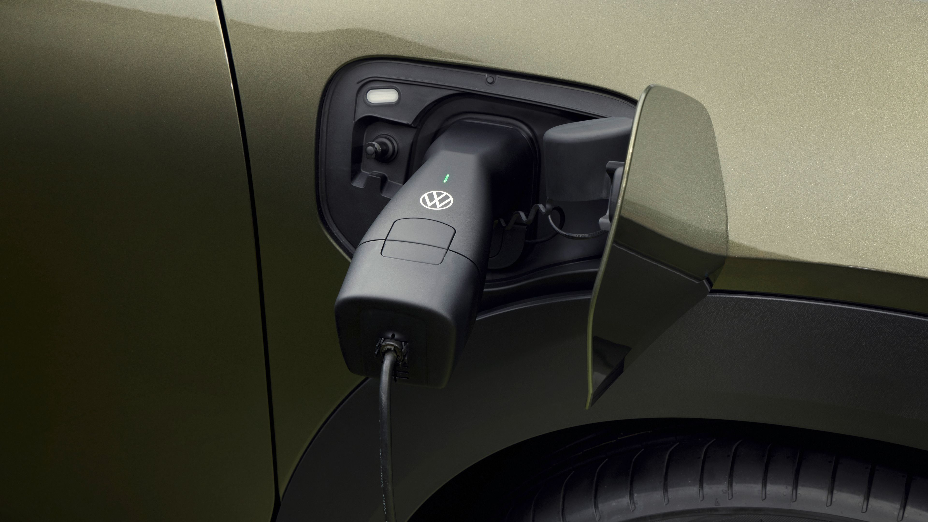 Volkswagen ID. Cross med polnjenjem na električni polnilnici z vstavljenim polnilnim kablom.