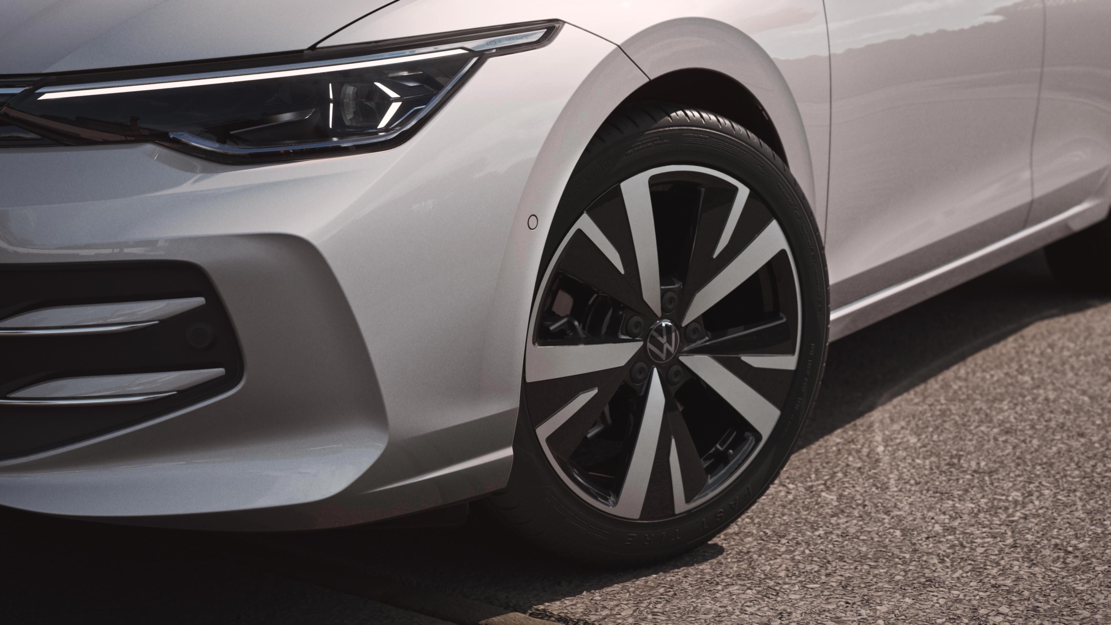Detajlni posnetek zadka pri belem VW Golfu Variant.