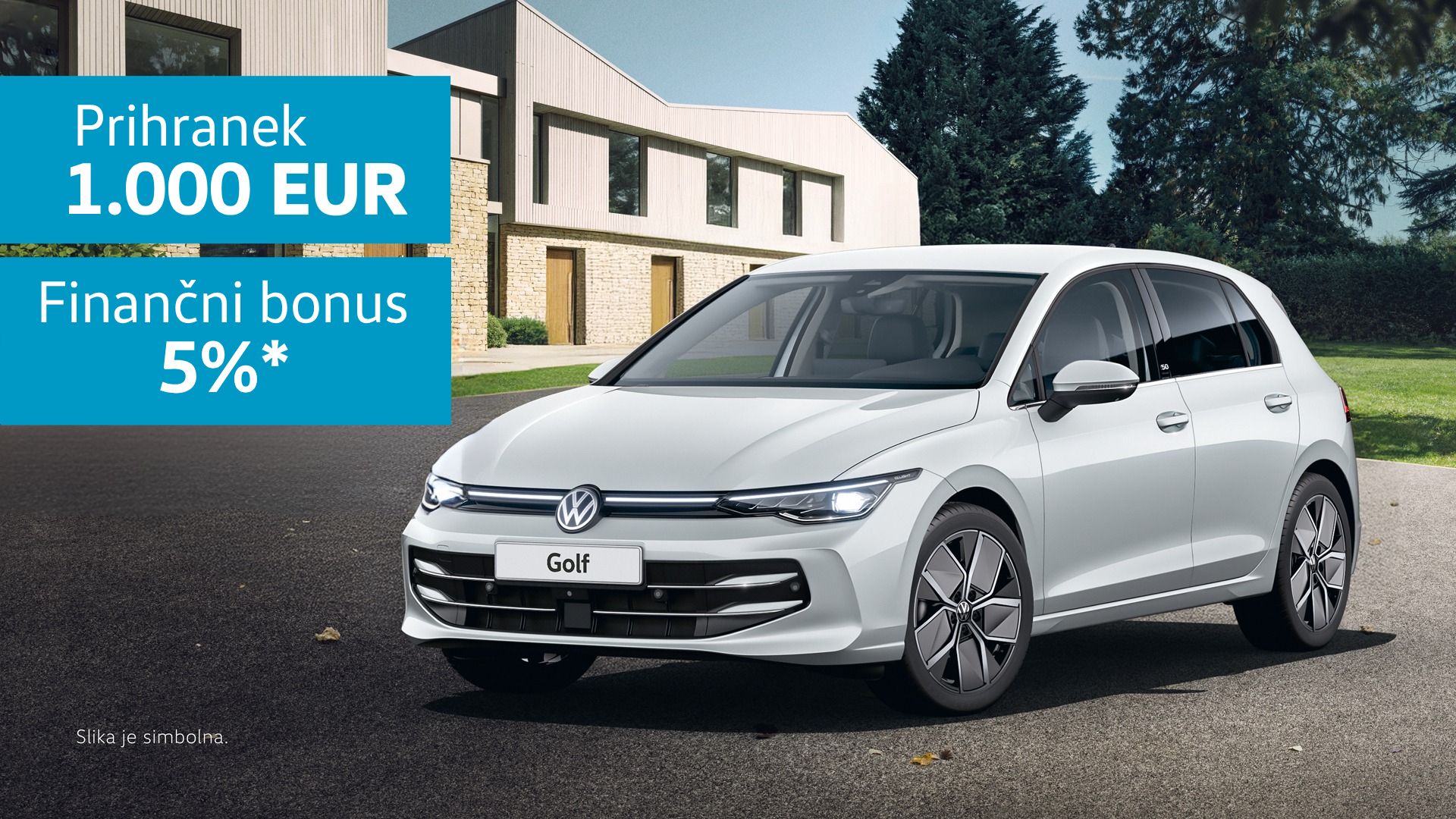 Reklamna slika belega Volkswagen Golfa, parkiranega pred sodobno stanovanjsko hišo z zelenico. Na levi strani so v modrem polju napisi o ugodnostih: prihranek 1.000 EUR in finančni bonus 5 %. 
