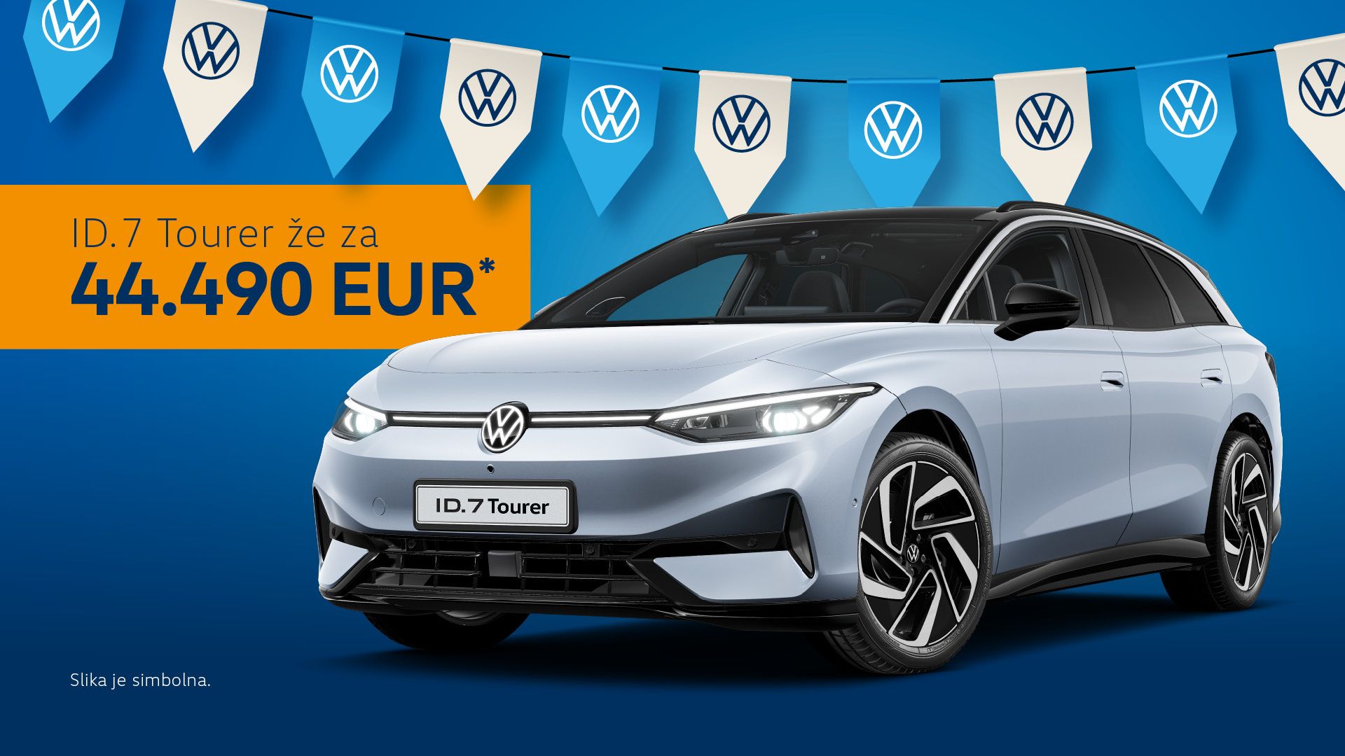 Oglas prikazuje električnega karavana Volkswagen ID.7 Tourer na modrem ozadju z zastavicami z logotipom VW. Na levi je rumen napis z akcijsko ceno: »ID.7 Tourer že za 44.490 EUR*«. Spodaj je majhen zapis, da je prikazana slika simbolična.