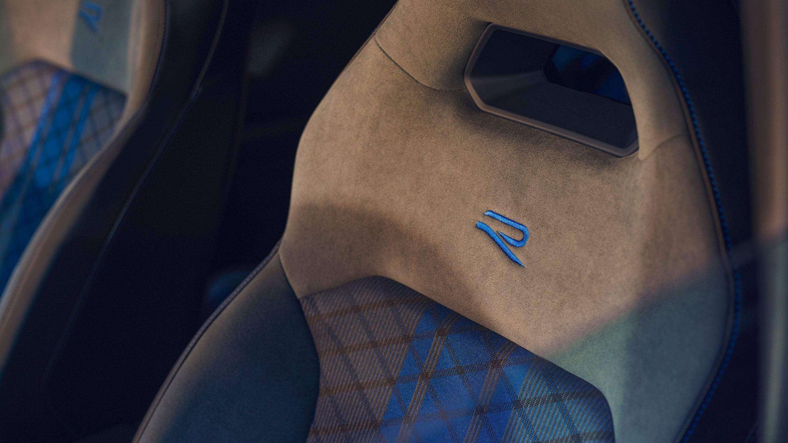 Sedež z izvezenim logotipom R – notranjost modela VW Tiguan R