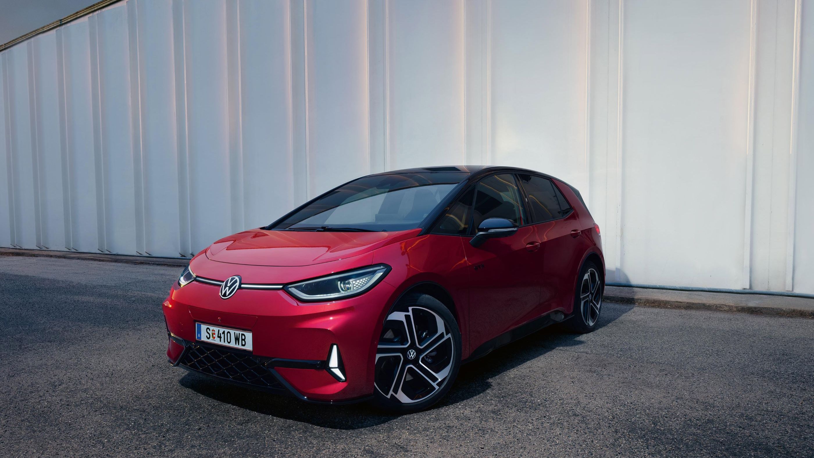 Schräge Frontansicht auf den roten VW ID.3 GTX