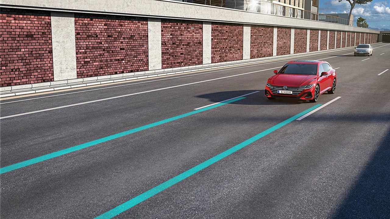 Rdeč VW Arteon Shooting Brake uporablja Lane Assist za ohranjanje smeri na voznem pasu.