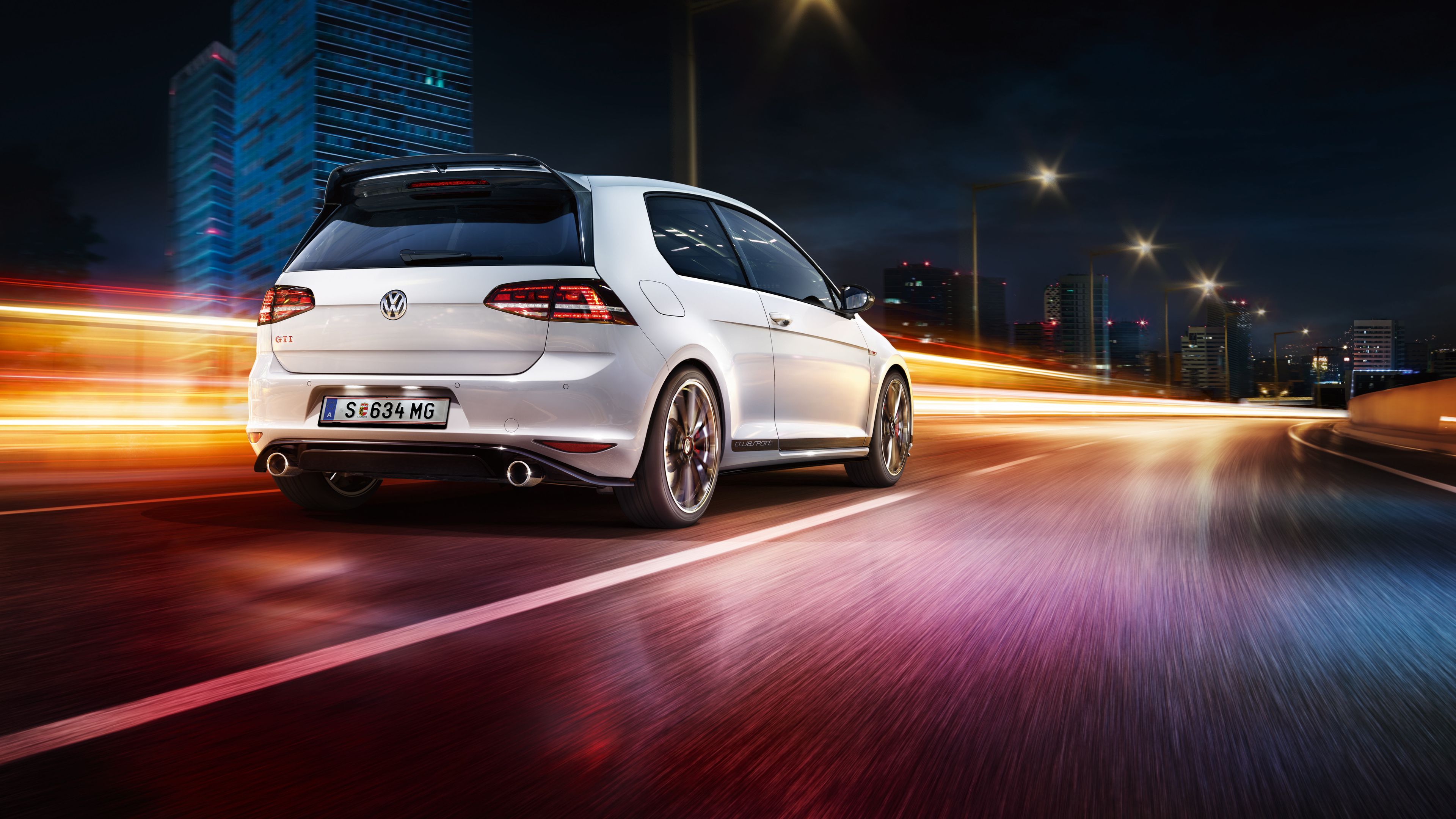 VW Volkswagen Golf GTI bele barve prikaz od zadaj