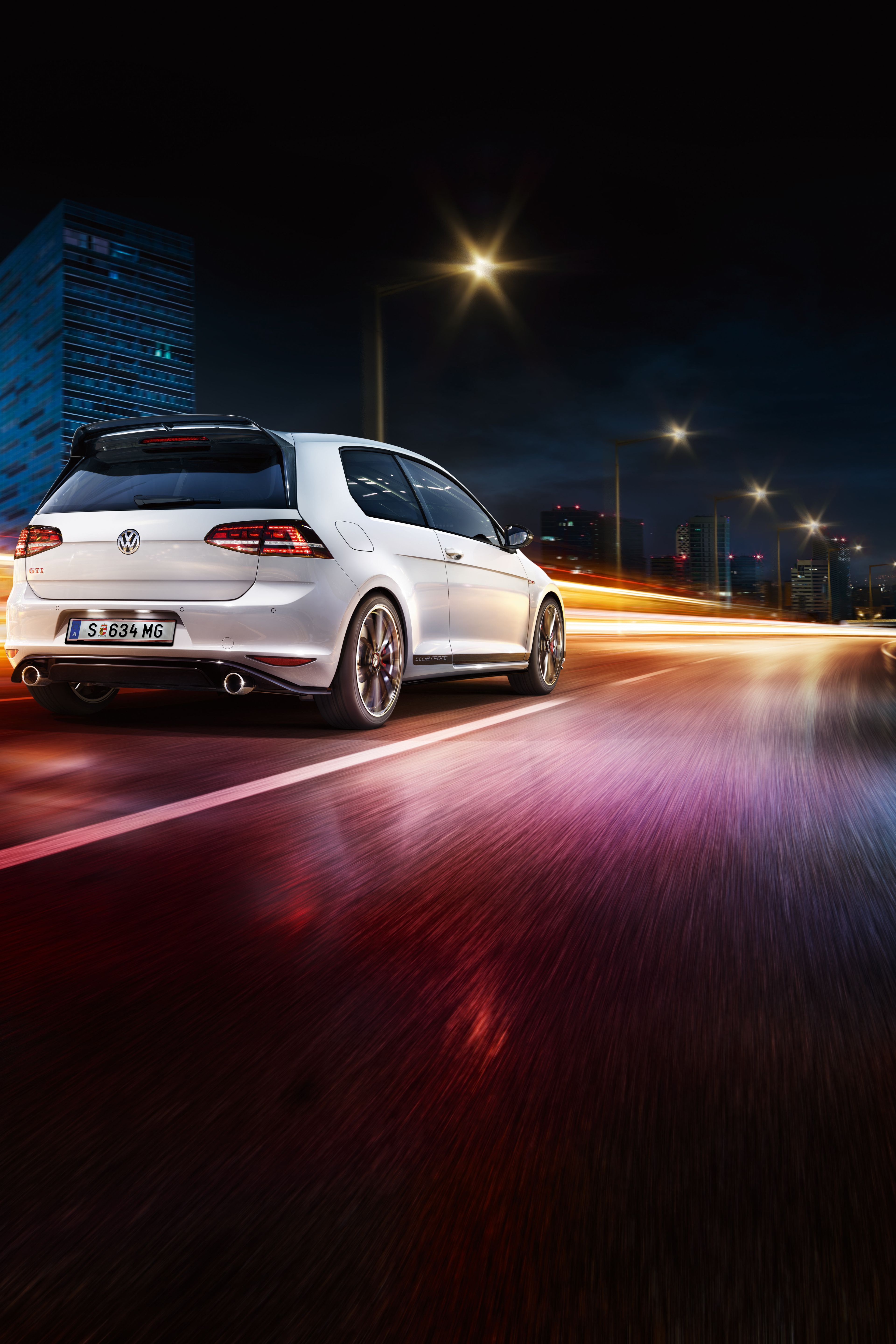 VW Volkswagen Golf GTI bele barve prikaz od zadaj