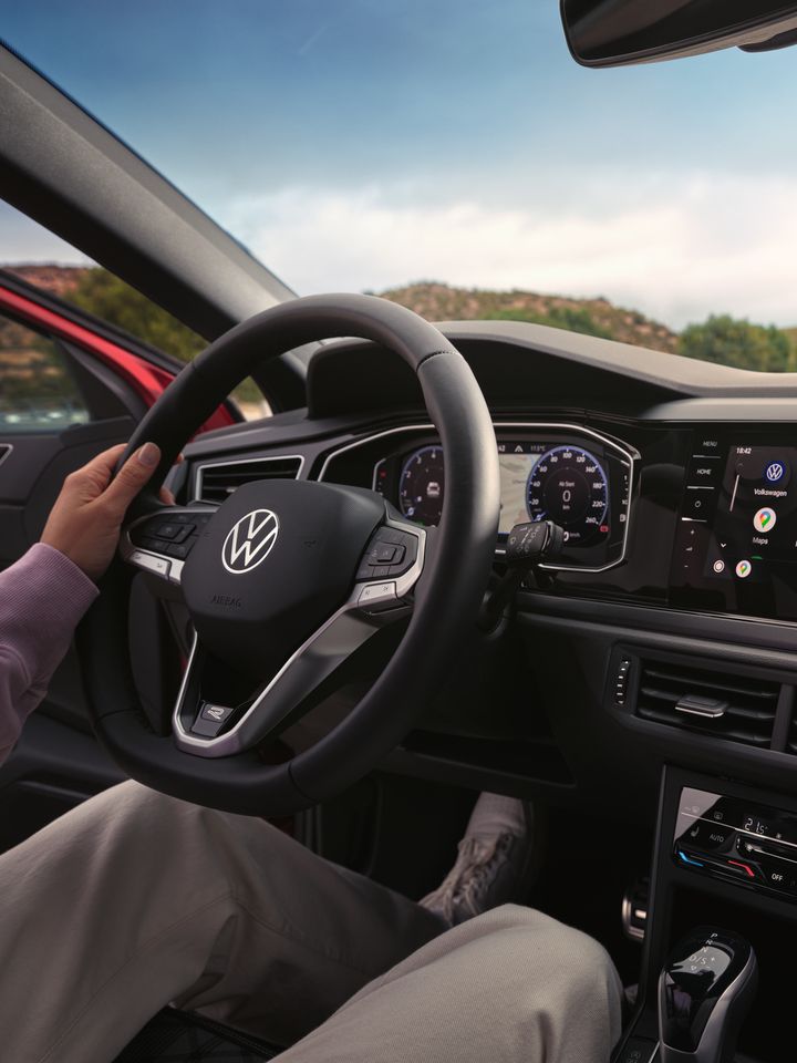 Detailansicht des Lenkrad, der Klimanlage, des Infotainmentsystems und des Digital Cockpits im VW Taigo R-Line